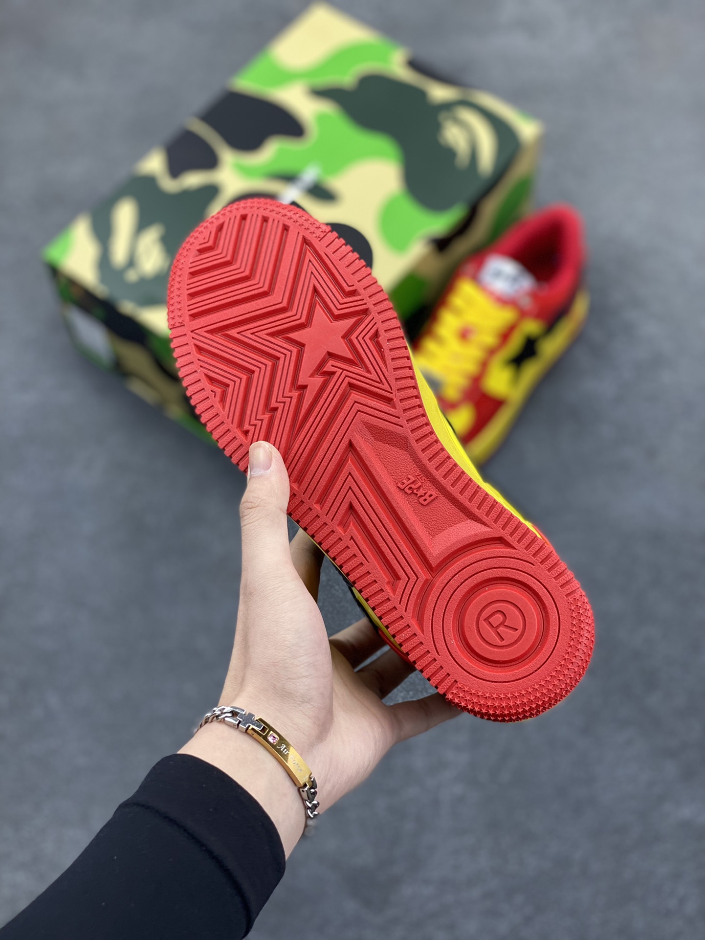 图片[5]-福利特价 潮流教父nigo品牌 明星同款 Bape Sta 绿黑灰 经典百搭休闲运动板鞋 经典猿人头设计 纯正版型 海玻璃鞋垫 内置全掌气垫 全套顶级包装 包含猿人logo定制防尘袋 猿人logo卡片 抗压收纳抽屉式鞋盒 官方同步正码 货号：1I73291902 尺码：36 36.5 37.5 38 38.5 39 40 40.5 41 42 42.5 43 44 44.5 45-选品中心