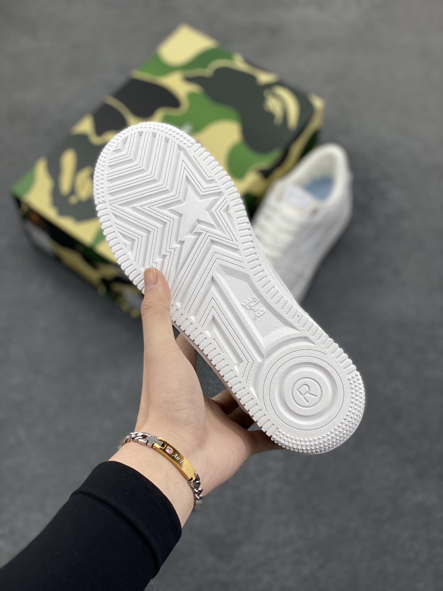 图片[5]-福利特价 潮流教父nigo品牌 明星同款 Bape Sta 绿黑灰 经典百搭休闲运动板鞋 经典猿人头设计 纯正版型 海玻璃鞋垫 内置全掌气垫 全套顶级包装 包含猿人logo定制防尘袋 猿人logo卡片 抗压收纳抽屉式鞋盒 官方同步正码 货号：1F70191006 尺码：36 36.5 37.5 38 38.5 39 40 40.5 41 42 42.5 43 44 44.5 45-选品中心