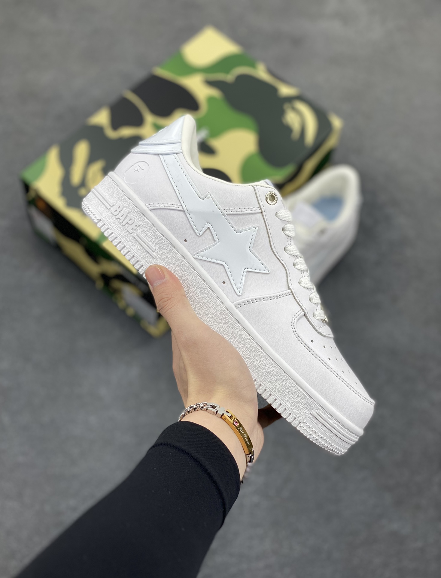 福利特价 潮流教父nigo品牌 明星同款 Bape Sta 绿黑灰 经典百搭休闲运动板鞋 经典猿人头设计 纯正版型 海玻璃鞋垫 内置全掌气垫 全套顶级包装 包含猿人logo定制防尘袋 猿人logo卡片 抗压收纳抽屉式鞋盒 官方同步正码 货号:1F70191006 尺码:36 36.5 37.5 38 38.5 39 40 40.5 41 42 42.5 43 44 44.5 45-选品中心