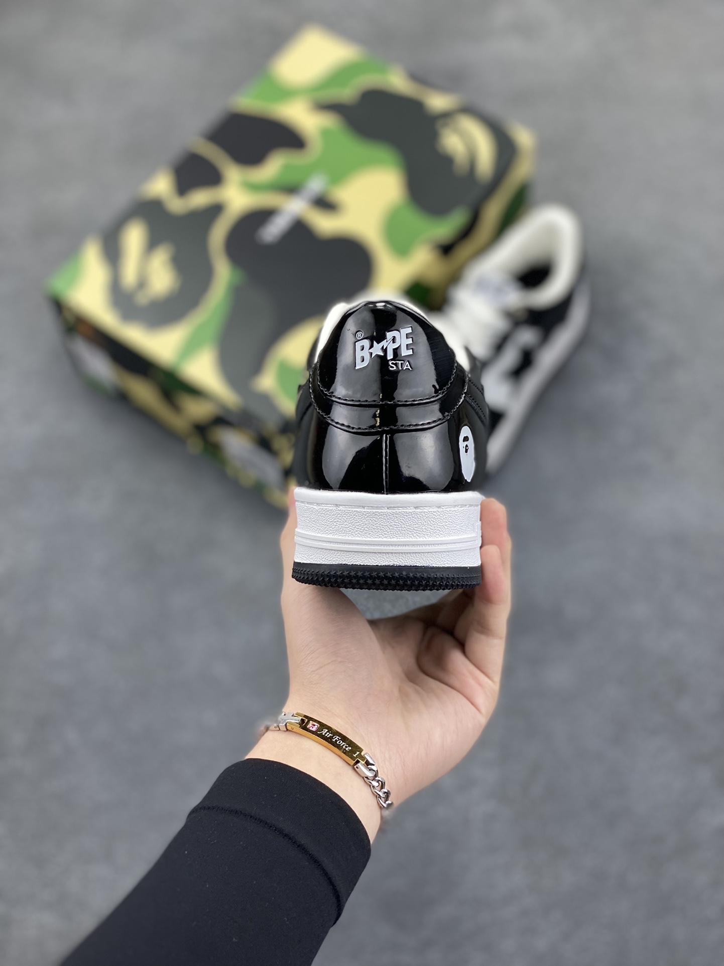 图片[4]-福利特价 潮流教父nigo品牌 明星同款 Bape Sta 绿黑灰 经典百搭休闲运动板鞋 经典猿人头设计 纯正版型 海玻璃鞋垫 内置全掌气垫 全套顶级包装 包含猿人logo定制防尘袋 猿人logo卡片 抗压收纳抽屉式鞋盒 官方同步正码 货号：1H70191001 尺码：36 36.5 37.5 38 38.5 39 40 40.5 41 42 42.5 43 44 44.5 45-选品中心