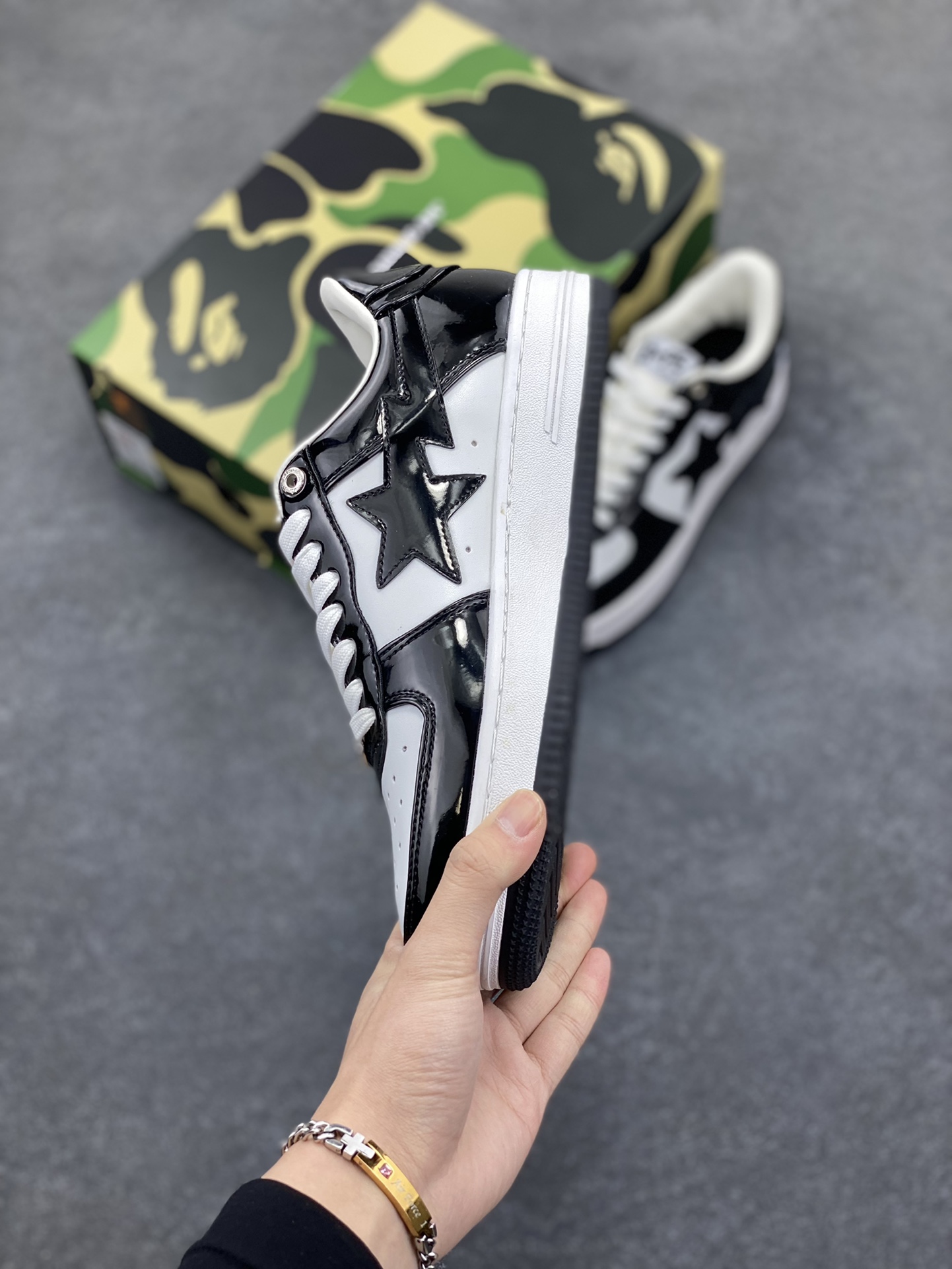 图片[3]-福利特价 潮流教父nigo品牌 明星同款 Bape Sta 绿黑灰 经典百搭休闲运动板鞋 经典猿人头设计 纯正版型 海玻璃鞋垫 内置全掌气垫 全套顶级包装 包含猿人logo定制防尘袋 猿人logo卡片 抗压收纳抽屉式鞋盒 官方同步正码 货号：1H70191001 尺码：36 36.5 37.5 38 38.5 39 40 40.5 41 42 42.5 43 44 44.5 45-选品中心