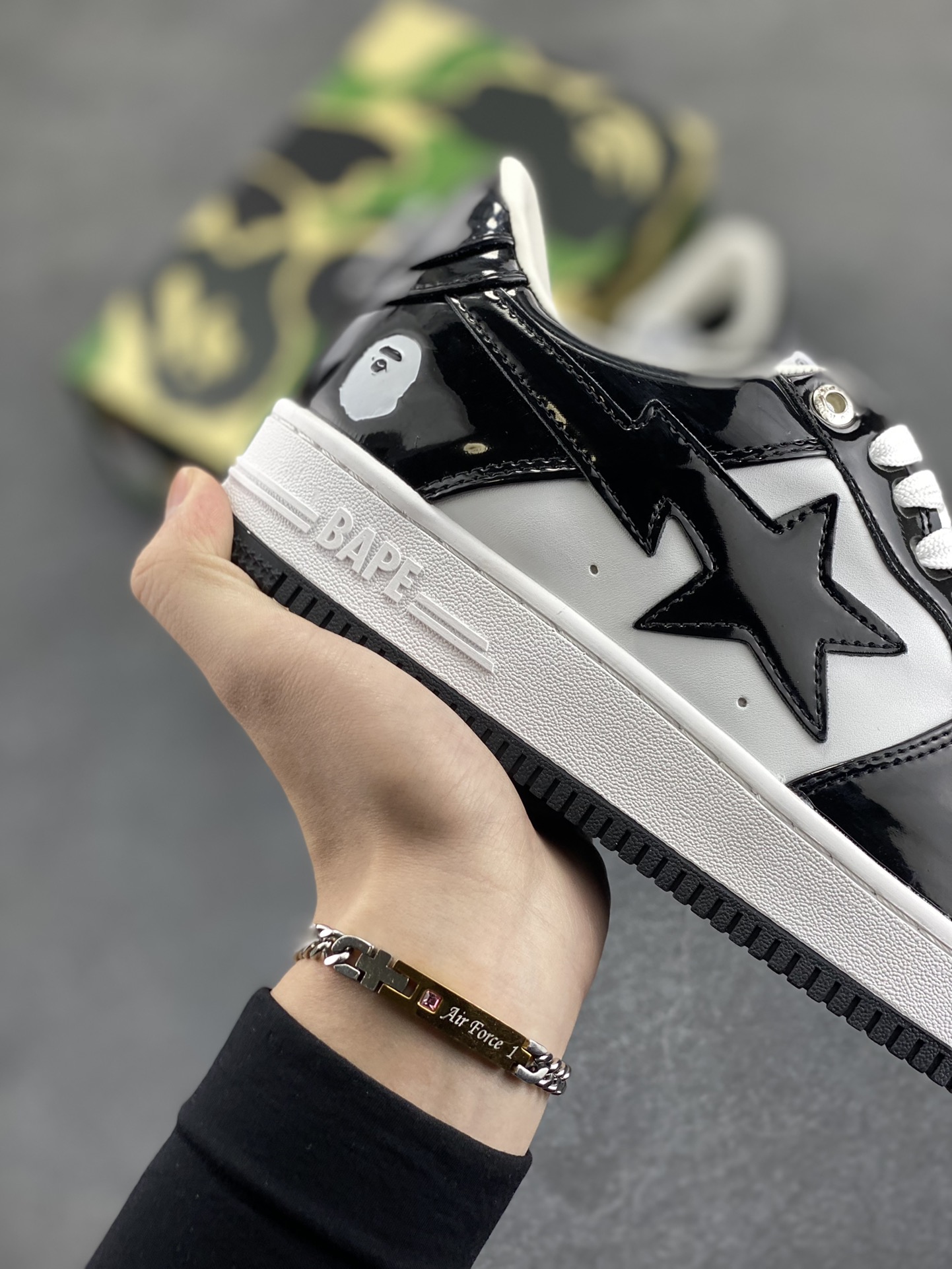 图片[6]-福利特价 潮流教父nigo品牌 明星同款 Bape Sta 绿黑灰 经典百搭休闲运动板鞋 经典猿人头设计 纯正版型 海玻璃鞋垫 内置全掌气垫 全套顶级包装 包含猿人logo定制防尘袋 猿人logo卡片 抗压收纳抽屉式鞋盒 官方同步正码 货号：1H70191001 尺码：36 36.5 37.5 38 38.5 39 40 40.5 41 42 42.5 43 44 44.5 45-选品中心