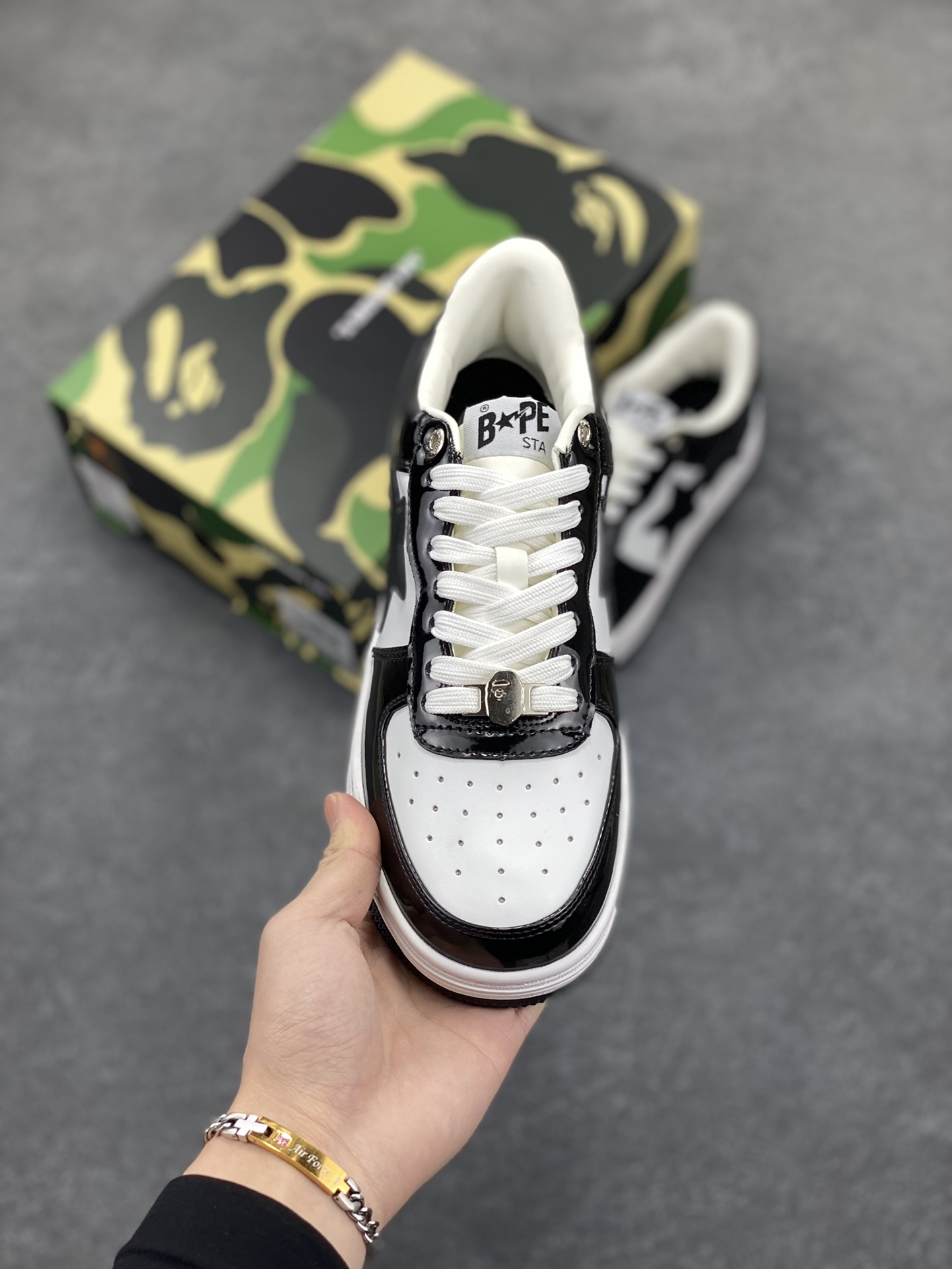 图片[2]-福利特价 潮流教父nigo品牌 明星同款 Bape Sta 绿黑灰 经典百搭休闲运动板鞋 经典猿人头设计 纯正版型 海玻璃鞋垫 内置全掌气垫 全套顶级包装 包含猿人logo定制防尘袋 猿人logo卡片 抗压收纳抽屉式鞋盒 官方同步正码 货号：1H70191001 尺码：36 36.5 37.5 38 38.5 39 40 40.5 41 42 42.5 43 44 44.5 45-选品中心