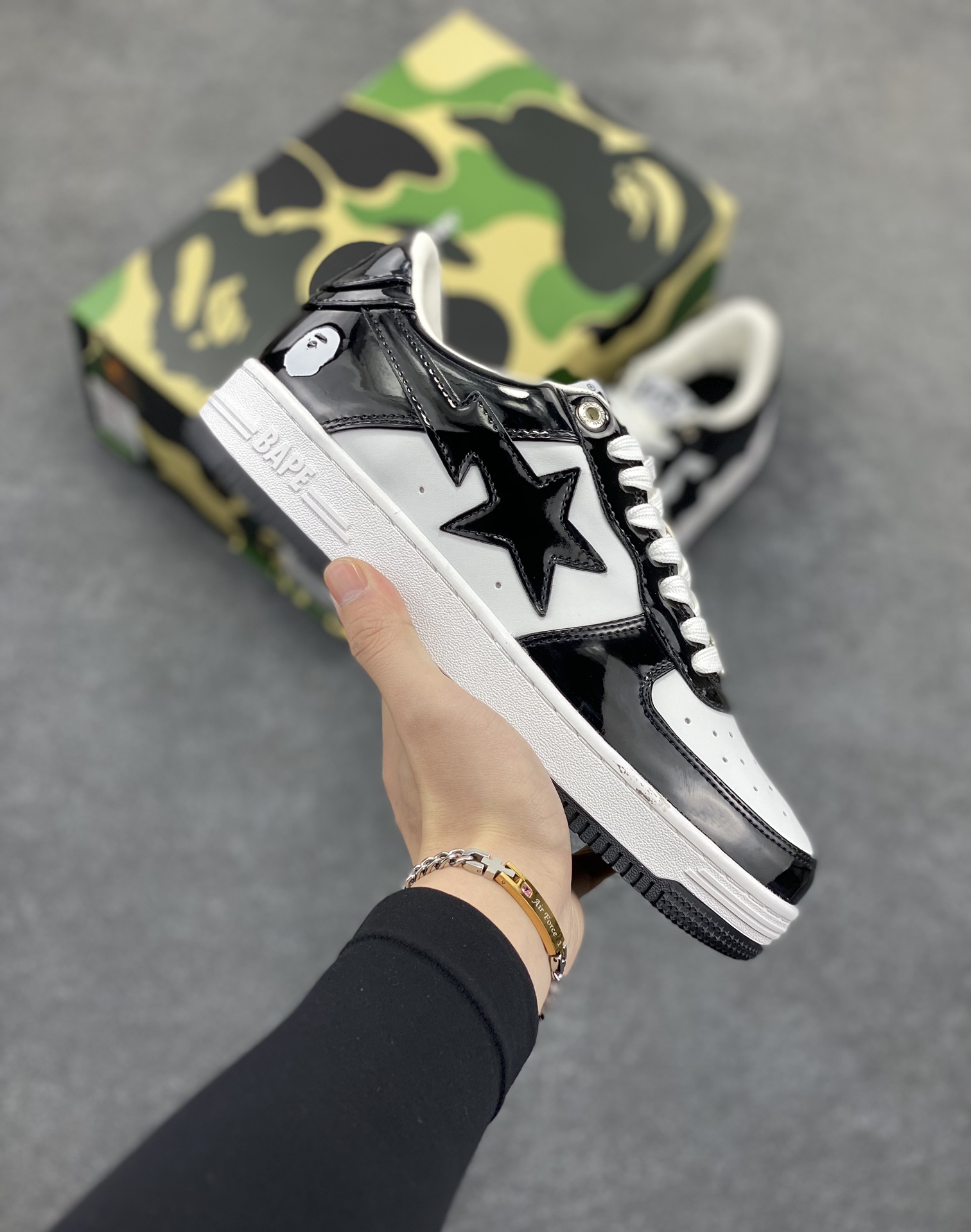 福利特价 潮流教父nigo品牌 明星同款 Bape Sta 绿黑灰 经典百搭休闲运动板鞋 经典猿人头设计 纯正版型 海玻璃鞋垫 内置全掌气垫 全套顶级包装 包含猿人logo定制防尘袋 猿人logo卡片 抗压收纳抽屉式鞋盒 官方同步正码 货号:1H70191001 尺码:36 36.5 37.5 38 38.5 39 40 40.5 41 42 42.5 43 44 44.5 45-选品中心