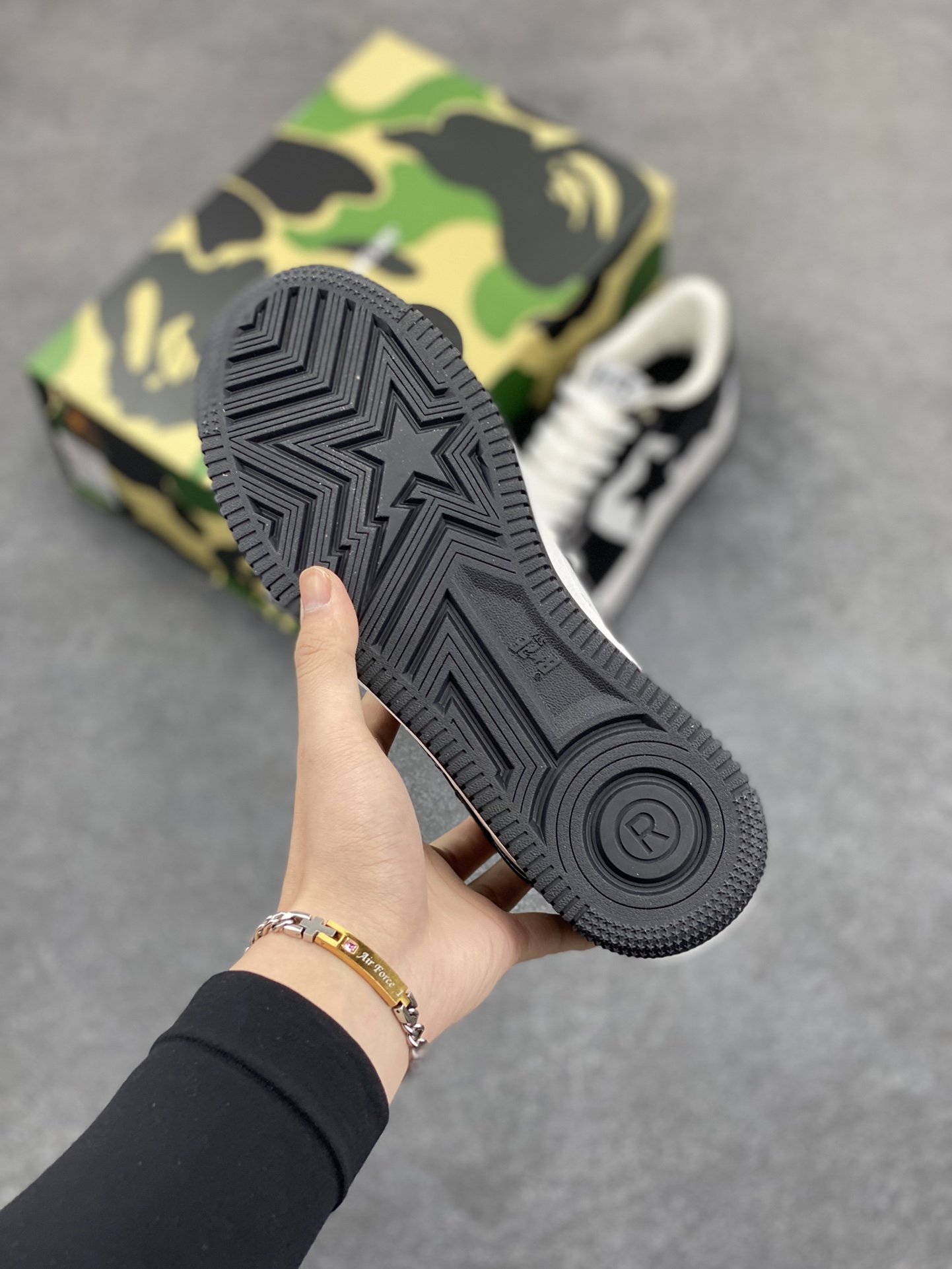 图片[5]-福利特价 潮流教父nigo品牌 明星同款 Bape Sta 绿黑灰 经典百搭休闲运动板鞋 经典猿人头设计 纯正版型 海玻璃鞋垫 内置全掌气垫 全套顶级包装 包含猿人logo定制防尘袋 猿人logo卡片 抗压收纳抽屉式鞋盒 官方同步正码 货号：1H70191001 尺码：36 36.5 37.5 38 38.5 39 40 40.5 41 42 42.5 43 44 44.5 45-选品中心