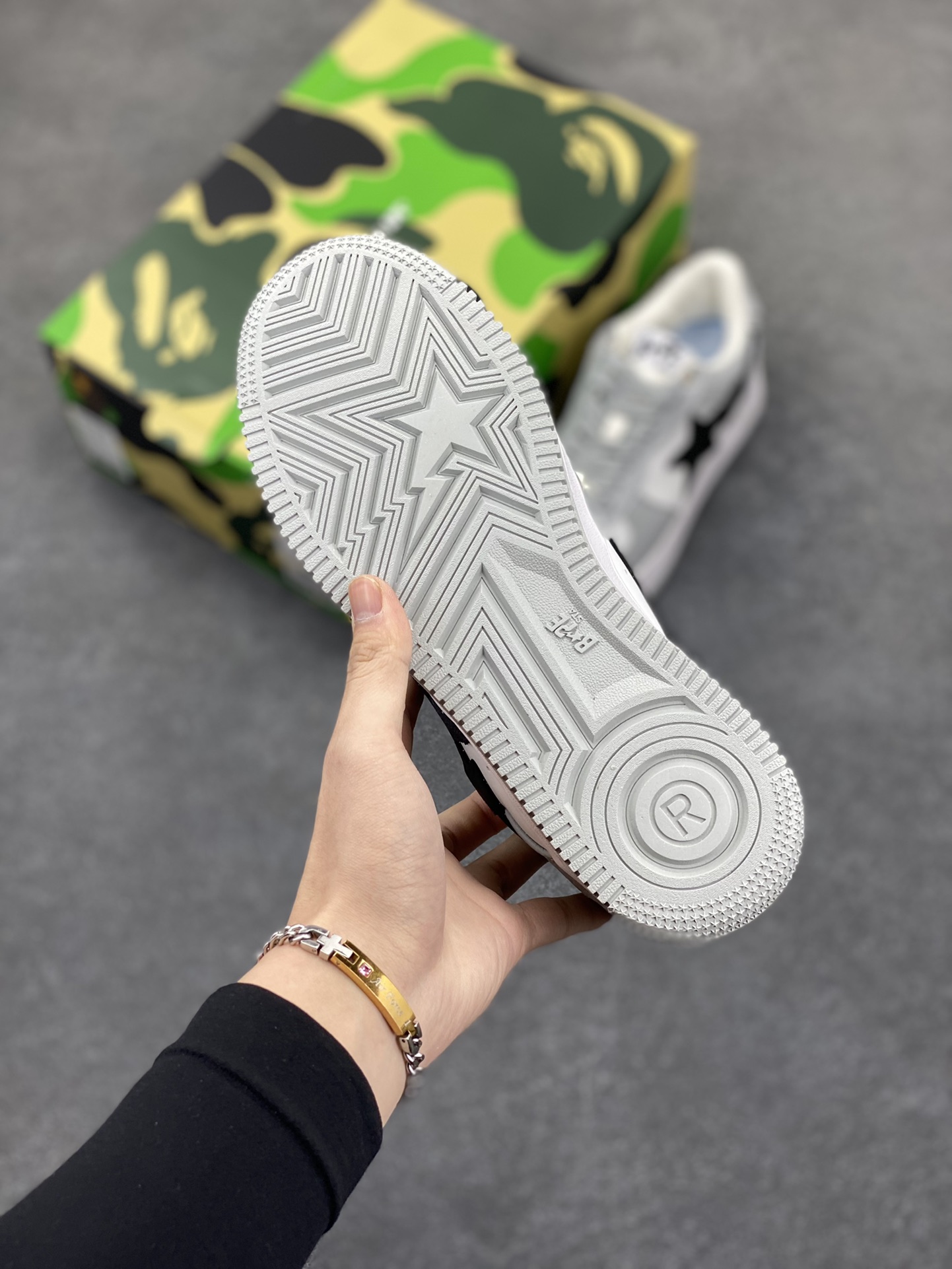 图片[5]-福利特价 潮流教父nigo品牌 明星同款 Bape Sta 绿黑灰 经典百搭休闲运动板鞋 经典猿人头设计 纯正版型 海玻璃鞋垫 内置全掌气垫 全套顶级包装 包含猿人logo定制防尘袋 猿人logo卡片 抗压收纳抽屉式鞋盒 官方同步正码 货号：1H70191002 尺码：36 36.5 37.5 38 38.5 39 40 40.5 41 42 42.5 43 44 44.5 45-选品中心