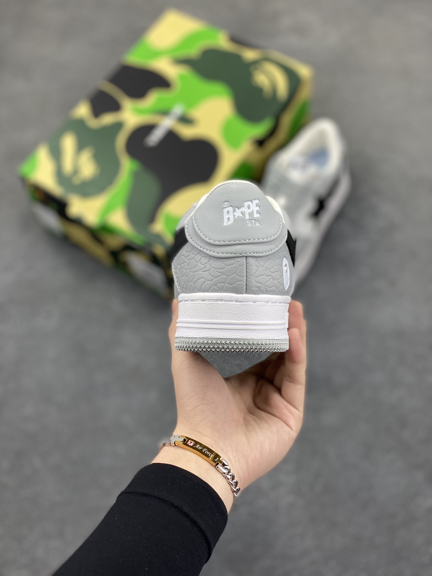 图片[4]-福利特价 潮流教父nigo品牌 明星同款 Bape Sta 绿黑灰 经典百搭休闲运动板鞋 经典猿人头设计 纯正版型 海玻璃鞋垫 内置全掌气垫 全套顶级包装 包含猿人logo定制防尘袋 猿人logo卡片 抗压收纳抽屉式鞋盒 官方同步正码 货号：1H70191002 尺码：36 36.5 37.5 38 38.5 39 40 40.5 41 42 42.5 43 44 44.5 45-选品中心