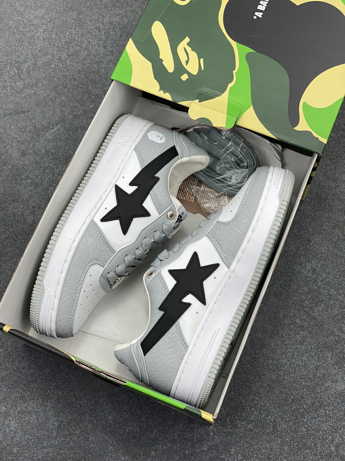 图片[9]-福利特价 潮流教父nigo品牌 明星同款 Bape Sta 绿黑灰 经典百搭休闲运动板鞋 经典猿人头设计 纯正版型 海玻璃鞋垫 内置全掌气垫 全套顶级包装 包含猿人logo定制防尘袋 猿人logo卡片 抗压收纳抽屉式鞋盒 官方同步正码 货号：1H70191002 尺码：36 36.5 37.5 38 38.5 39 40 40.5 41 42 42.5 43 44 44.5 45-选品中心