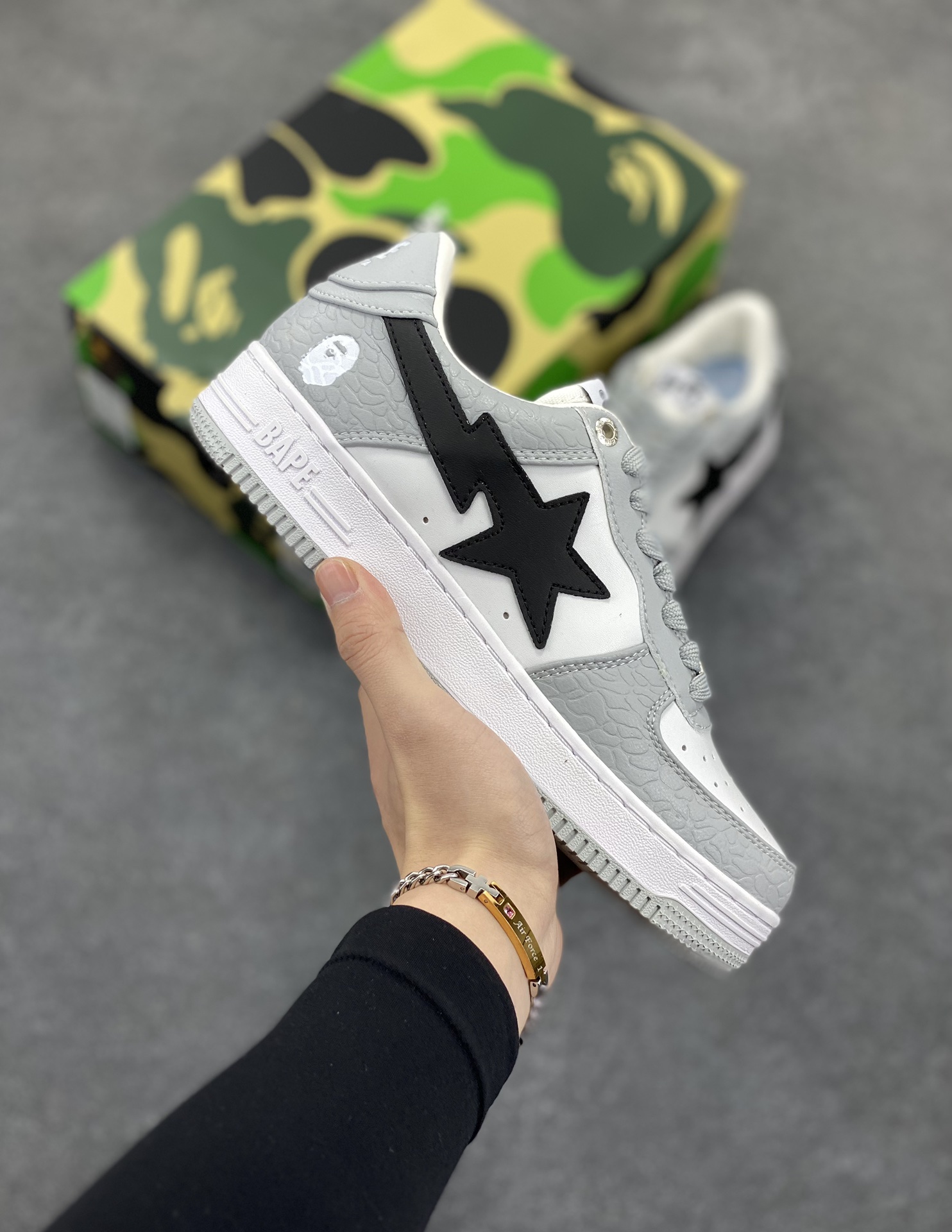 福利特价 潮流教父nigo品牌 明星同款 Bape Sta 绿黑灰 经典百搭休闲运动板鞋 经典猿人头设计 纯正版型 海玻璃鞋垫 内置全掌气垫 全套顶级包装 包含猿人logo定制防尘袋 猿人logo卡片 抗压收纳抽屉式鞋盒 官方同步正码 货号:1H70191002 尺码:36 36.5 37.5 38 38.5 39 40 40.5 41 42 42.5 43 44 44.5 45-选品中心