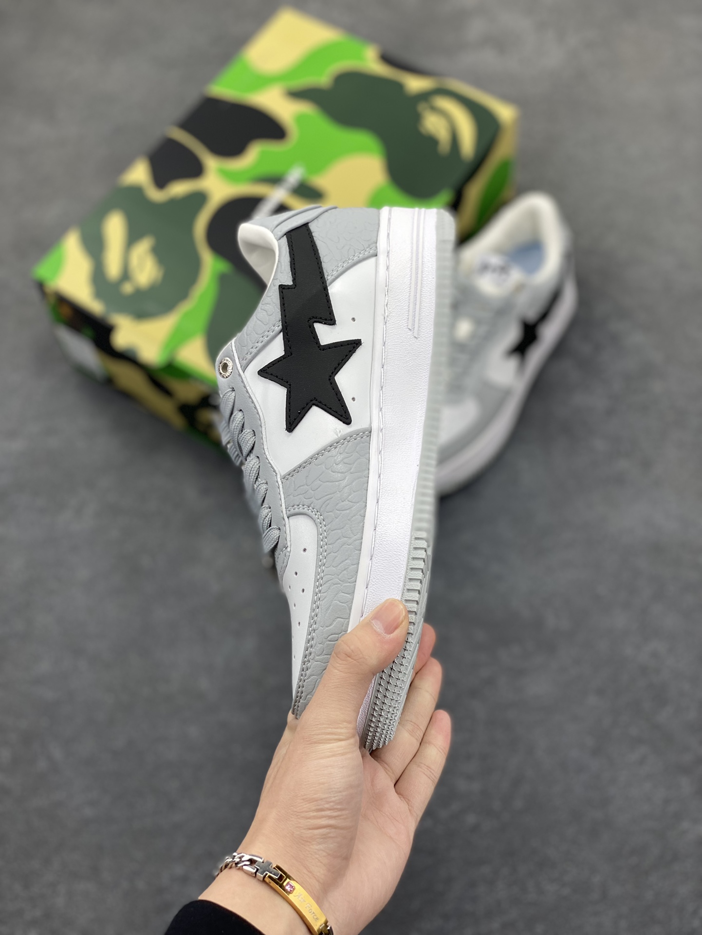 图片[3]-福利特价 潮流教父nigo品牌 明星同款 Bape Sta 绿黑灰 经典百搭休闲运动板鞋 经典猿人头设计 纯正版型 海玻璃鞋垫 内置全掌气垫 全套顶级包装 包含猿人logo定制防尘袋 猿人logo卡片 抗压收纳抽屉式鞋盒 官方同步正码 货号：1H70191002 尺码：36 36.5 37.5 38 38.5 39 40 40.5 41 42 42.5 43 44 44.5 45-选品中心