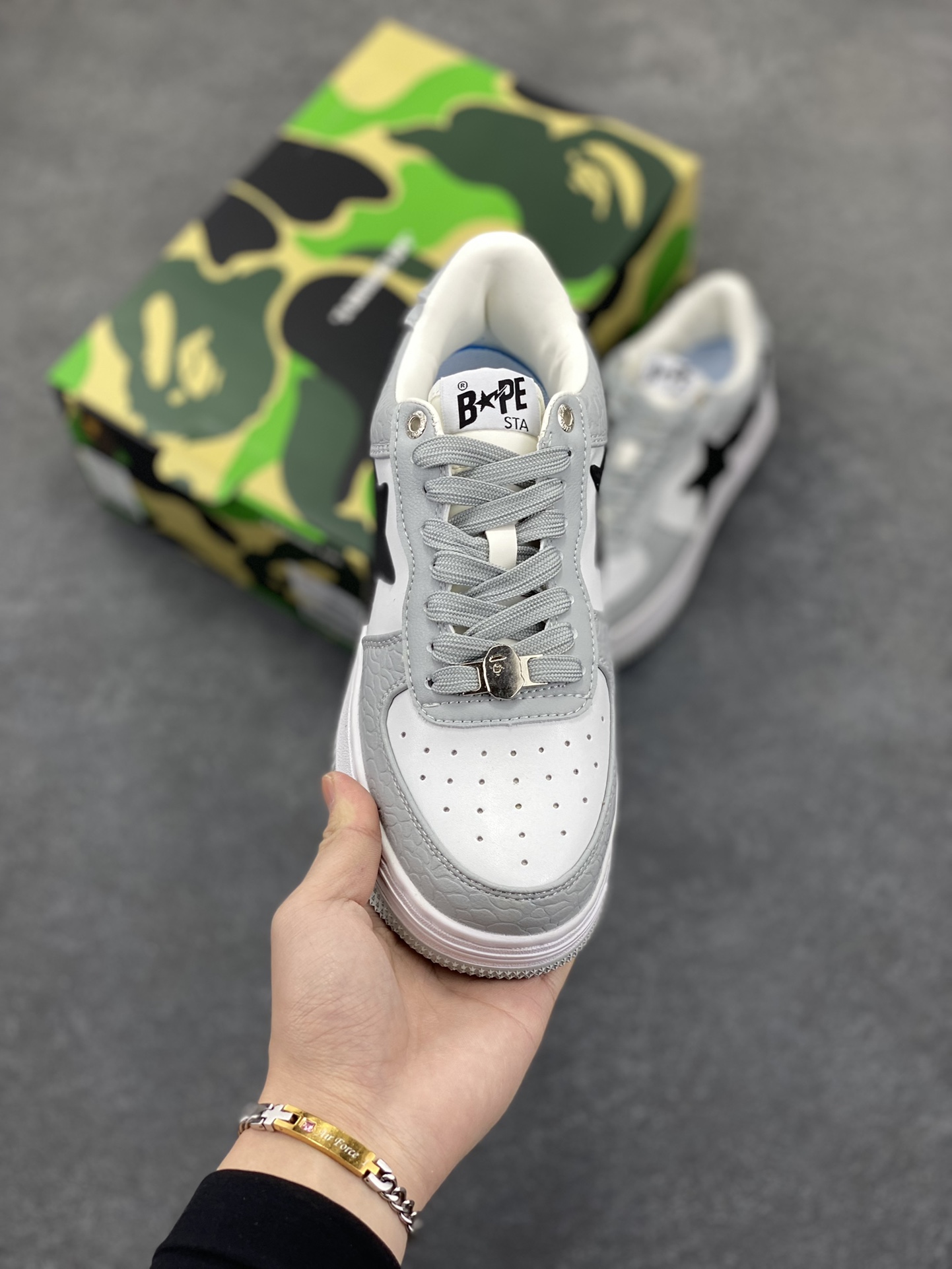 图片[2]-福利特价 潮流教父nigo品牌 明星同款 Bape Sta 绿黑灰 经典百搭休闲运动板鞋 经典猿人头设计 纯正版型 海玻璃鞋垫 内置全掌气垫 全套顶级包装 包含猿人logo定制防尘袋 猿人logo卡片 抗压收纳抽屉式鞋盒 官方同步正码 货号：1H70191002 尺码：36 36.5 37.5 38 38.5 39 40 40.5 41 42 42.5 43 44 44.5 45-选品中心