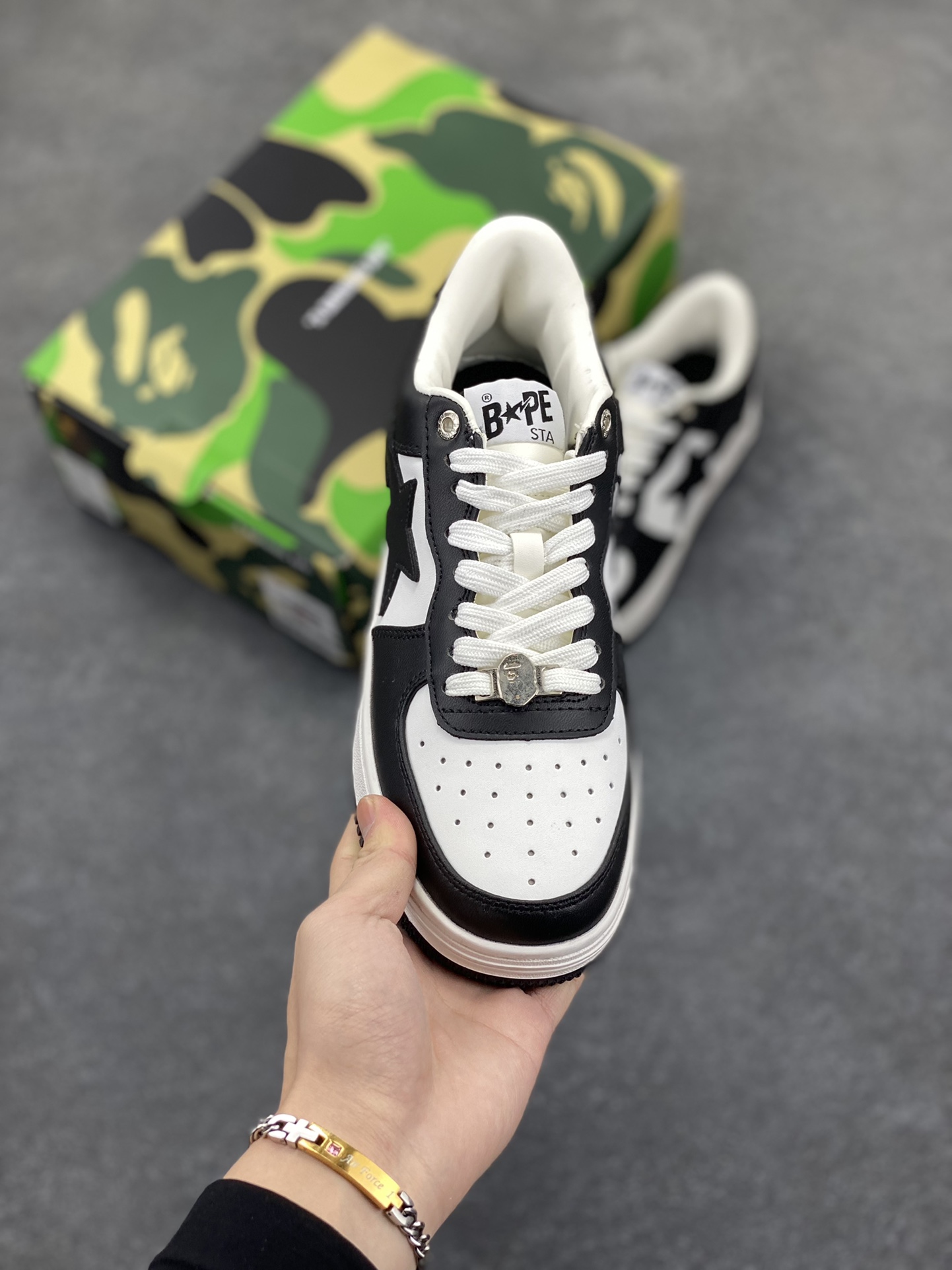 图片[2]-福利特价 潮流教父nigo品牌 明星同款 Bape Sta 绿黑灰 经典百搭休闲运动板鞋 经典猿人头设计 纯正版型 海玻璃鞋垫 内置全掌气垫 全套顶级包装 包含猿人logo定制防尘袋 猿人logo卡片 抗压收纳抽屉式鞋盒 官方同步正码 货号：1H70191001 尺码：36 36.5 37.5 38 38.5 39 40 40.5 41 42 42.5 43 44 44.5 45-选品中心