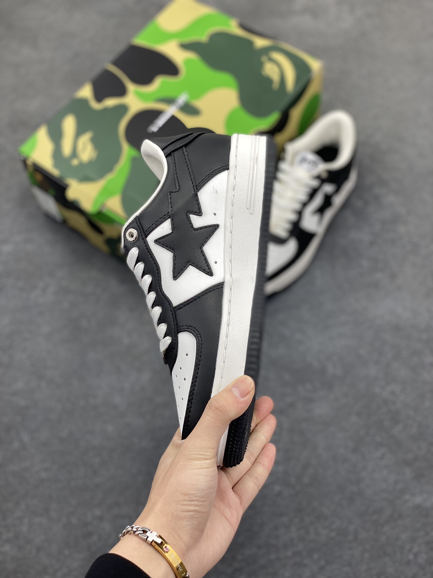 图片[3]-福利特价 潮流教父nigo品牌 明星同款 Bape Sta 绿黑灰 经典百搭休闲运动板鞋 经典猿人头设计 纯正版型 海玻璃鞋垫 内置全掌气垫 全套顶级包装 包含猿人logo定制防尘袋 猿人logo卡片 抗压收纳抽屉式鞋盒 官方同步正码 货号：1H70191001 尺码：36 36.5 37.5 38 38.5 39 40 40.5 41 42 42.5 43 44 44.5 45-选品中心