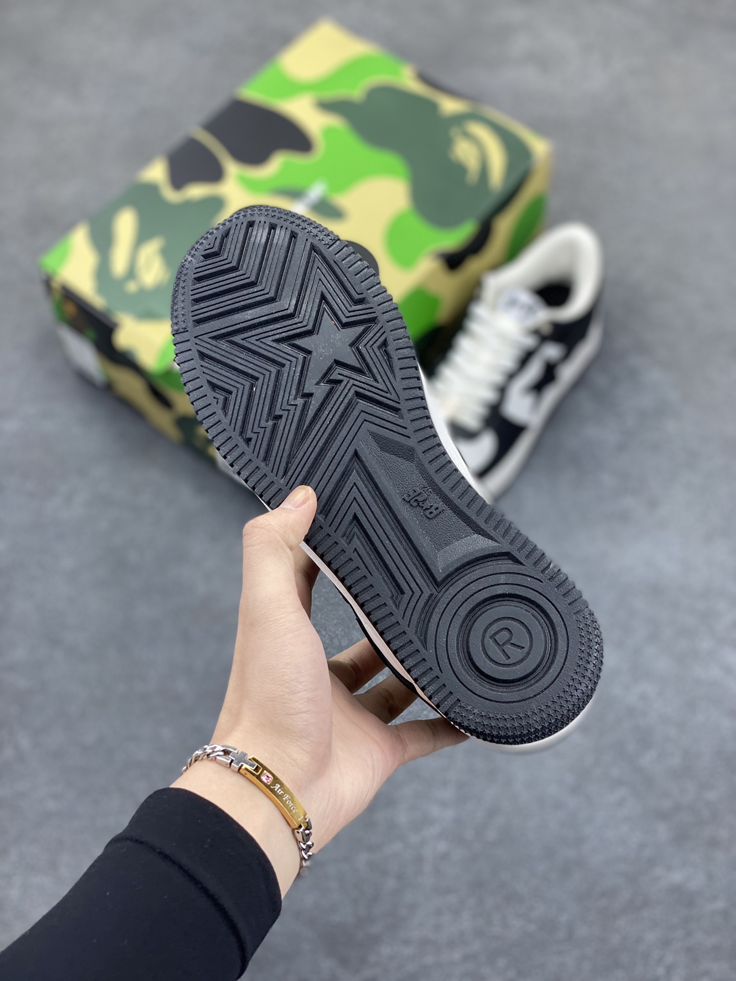 图片[5]-福利特价 潮流教父nigo品牌 明星同款 Bape Sta 绿黑灰 经典百搭休闲运动板鞋 经典猿人头设计 纯正版型 海玻璃鞋垫 内置全掌气垫 全套顶级包装 包含猿人logo定制防尘袋 猿人logo卡片 抗压收纳抽屉式鞋盒 官方同步正码 货号：1H70191001 尺码：36 36.5 37.5 38 38.5 39 40 40.5 41 42 42.5 43 44 44.5 45-选品中心