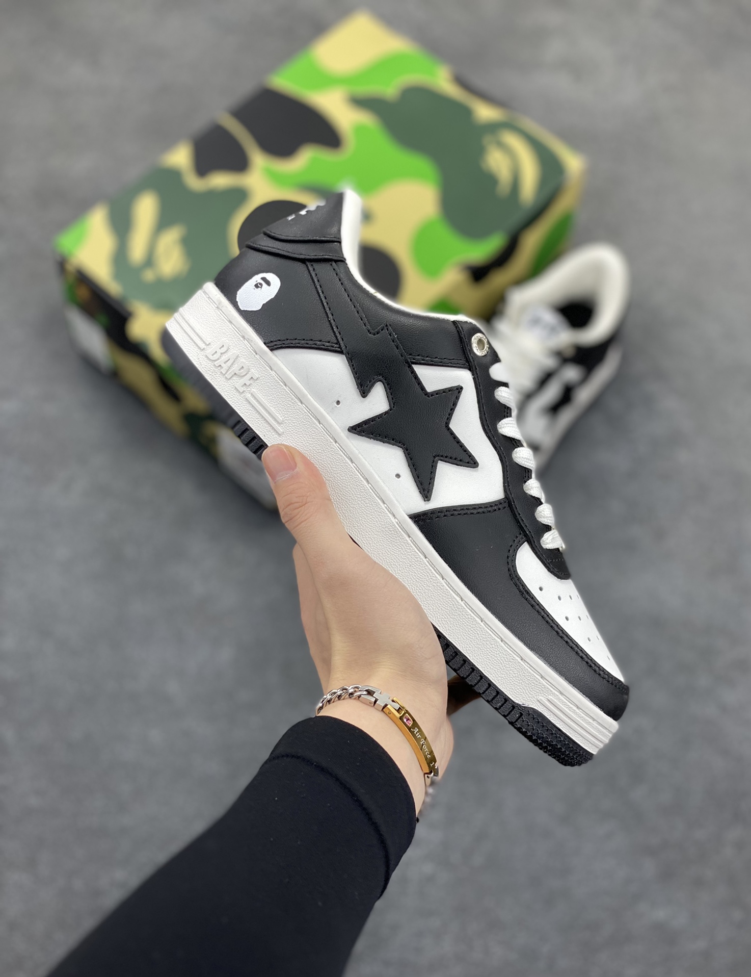 福利特价 潮流教父nigo品牌 明星同款 Bape Sta 绿黑灰 经典百搭休闲运动板鞋 经典猿人头设计 纯正版型 海玻璃鞋垫 内置全掌气垫 全套顶级包装 包含猿人logo定制防尘袋 猿人logo卡片 抗压收纳抽屉式鞋盒 官方同步正码 货号：1H70191001 尺码：36 36.5 37.5 38 38.5 39 40 40.5 41 42 42.5 43 44 44.5 45-选品中心