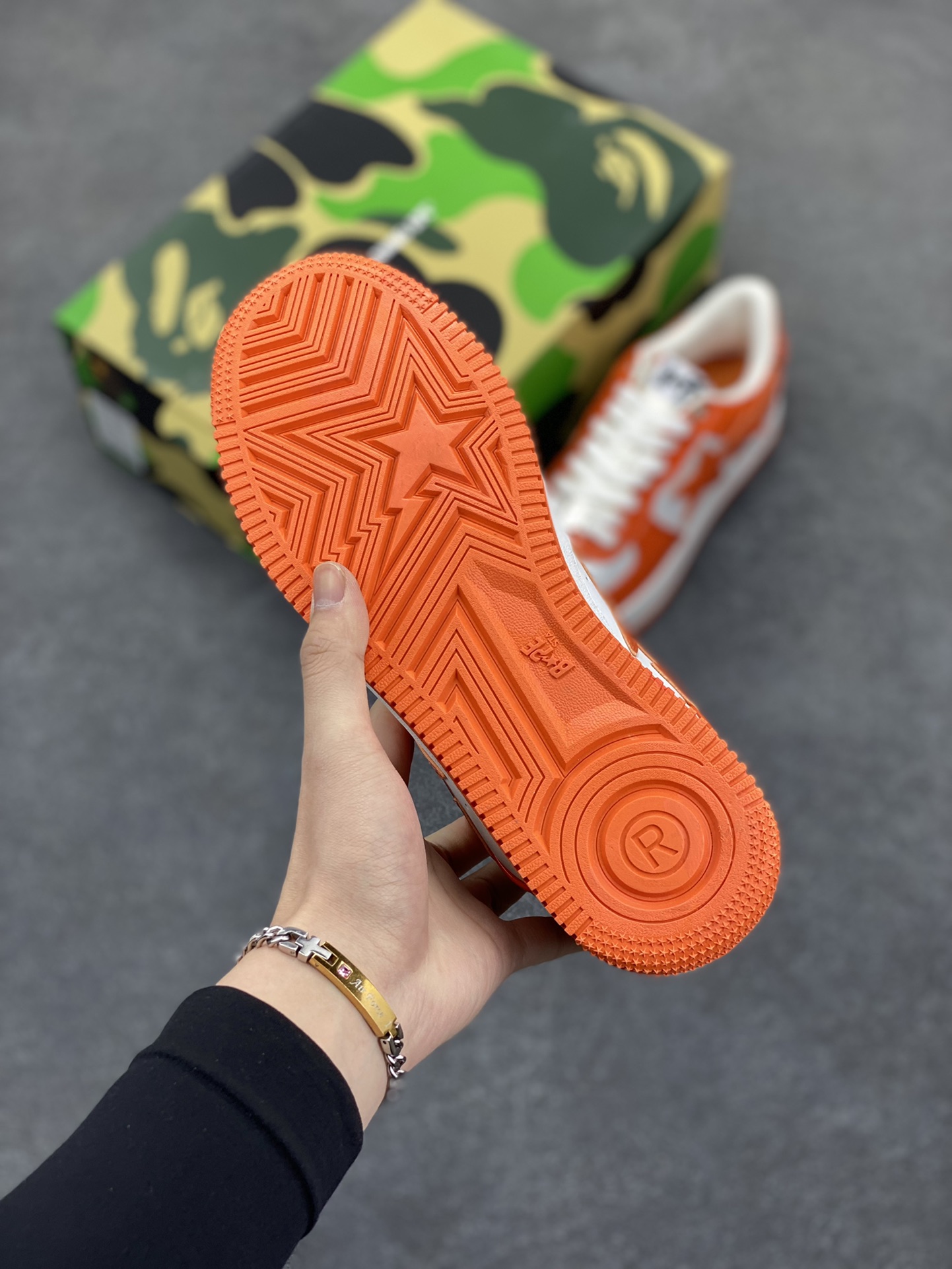 图片[5]-福利特价 潮流教父nigo品牌 明星同款 Bape Sta 绿黑灰 经典百搭休闲运动板鞋 经典猿人头设计 纯正版型 海玻璃鞋垫 内置全掌气垫 全套顶级包装 包含猿人logo定制防尘袋 猿人logo卡片 抗压收纳抽屉式鞋盒 官方同步正码 货号：1H70191001 尺码：36 36.5 37.5 38 38.5 39 40 40.5 41 42 42.5 43 44 44.5 45-选品中心