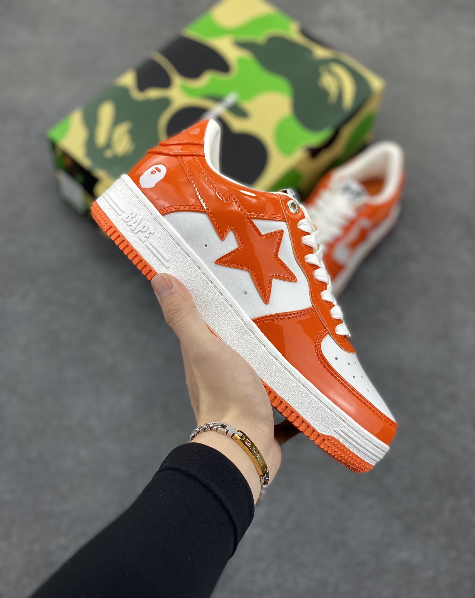 福利特价 潮流教父nigo品牌 明星同款 Bape Sta 绿黑灰 经典百搭休闲运动板鞋 经典猿人头设计 纯正版型 海玻璃鞋垫 内置全掌气垫 全套顶级包装 包含猿人logo定制防尘袋 猿人logo卡片 抗压收纳抽屉式鞋盒 官方同步正码 货号：1H70191001 尺码：36 36.5 37.5 38 38.5 39 40 40.5 41 42 42.5 43 44 44.5 45-选品中心