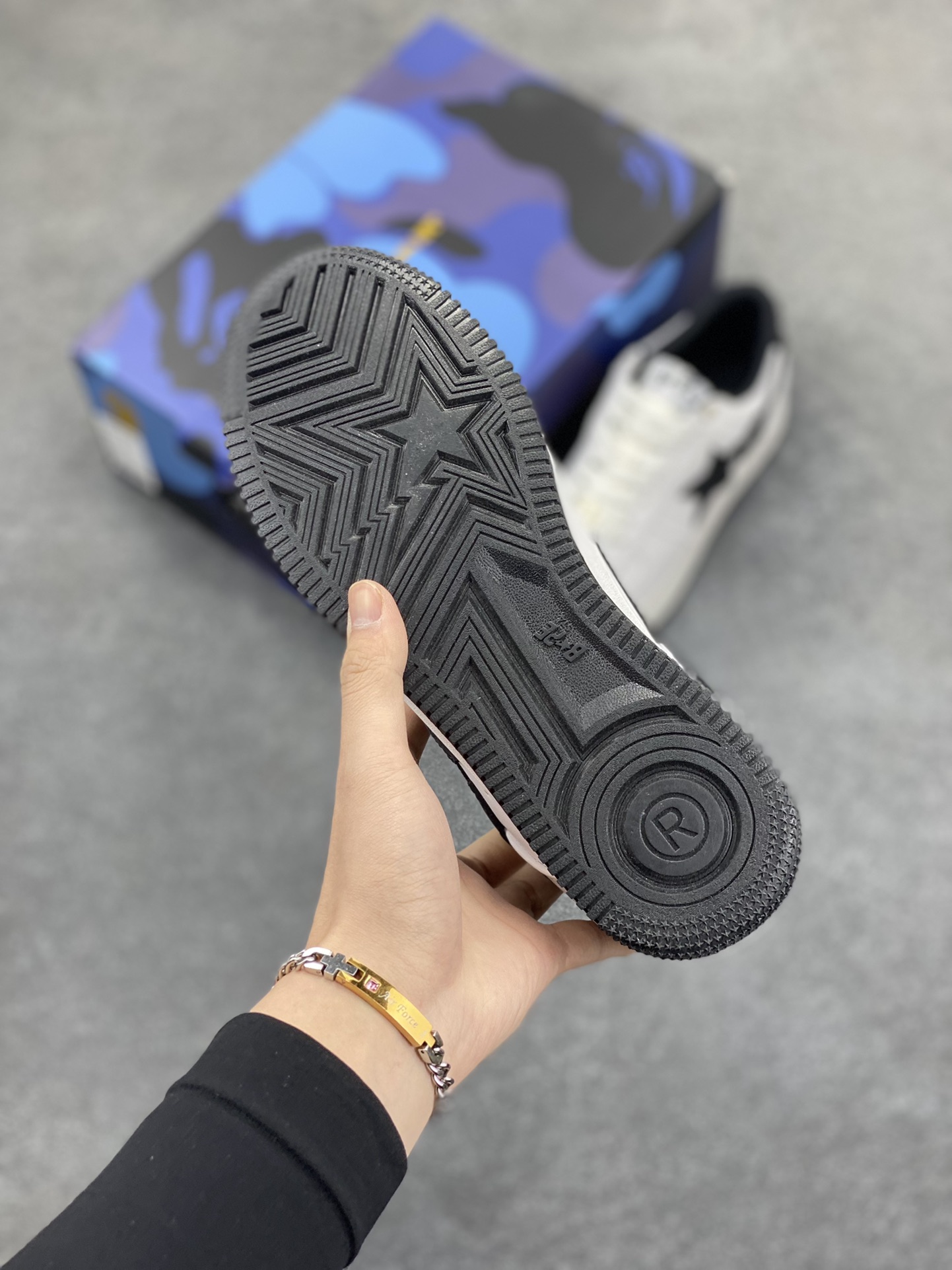 图片[5]-福利特价 潮流教父nigo品牌 明星同款 Bape Sta 绿黑灰 经典百搭休闲运动板鞋 经典猿人头设计 纯正版型 海玻璃鞋垫 内置全掌气垫 全套顶级包装 包含猿人logo定制防尘袋 猿人logo卡片 抗压收纳抽屉式鞋盒 官方同步正码 货号：1I73191912 尺码：36 36.5 37.5 38 38.5 39 40 40.5 41 42 42.5 43 44 44.5 45-选品中心