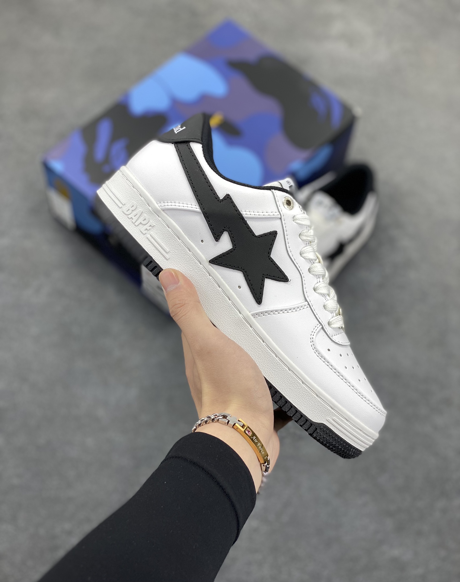 福利特价 潮流教父nigo品牌 明星同款 Bape Sta 绿黑灰 经典百搭休闲运动板鞋 经典猿人头设计 纯正版型 海玻璃鞋垫 内置全掌气垫 全套顶级包装 包含猿人logo定制防尘袋 猿人logo卡片 抗压收纳抽屉式鞋盒 官方同步正码 货号:1I73191912 尺码:36 36.5 37.5 38 38.5 39 40 40.5 41 42 42.5 43 44 44.5 45-选品中心