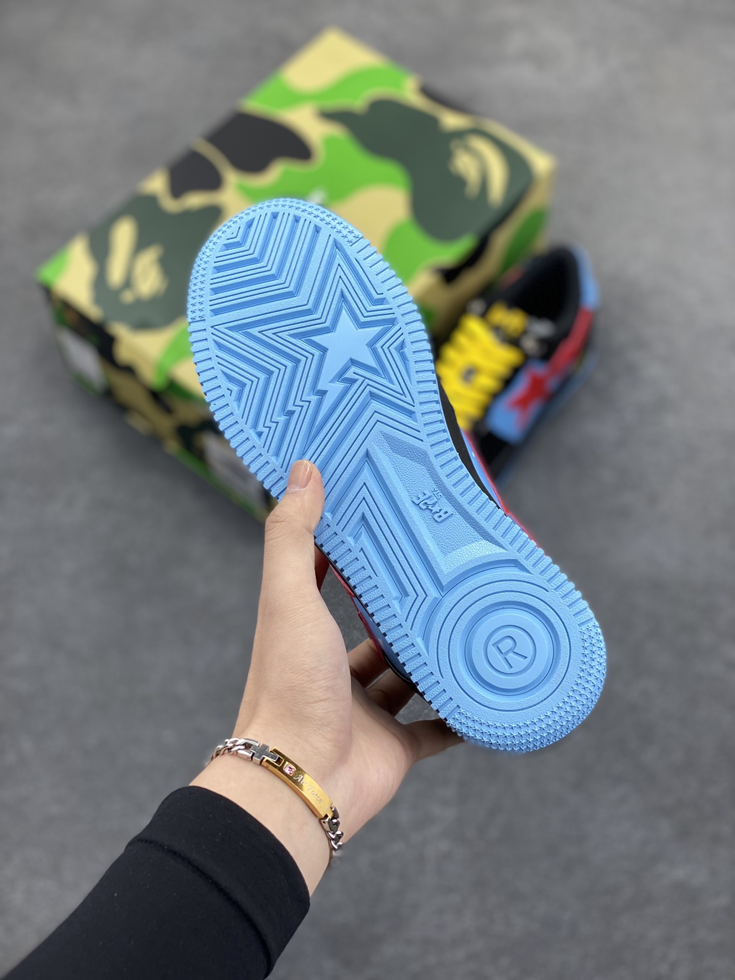 图片[5]-福利特价 潮流教父nigo品牌 明星同款 Bape Sta 绿黑灰 经典百搭休闲运动板鞋 经典猿人头设计 纯正版型 海玻璃鞋垫 内置全掌气垫 全套顶级包装 包含猿人logo定制防尘袋 猿人logo卡片 抗压收纳抽屉式鞋盒 官方同步正码 货号：1I73291907 尺码：36 36.5 37.5 38 38.5 39 40 40.5 41 42 42.5 43 44 44.5 45-选品中心