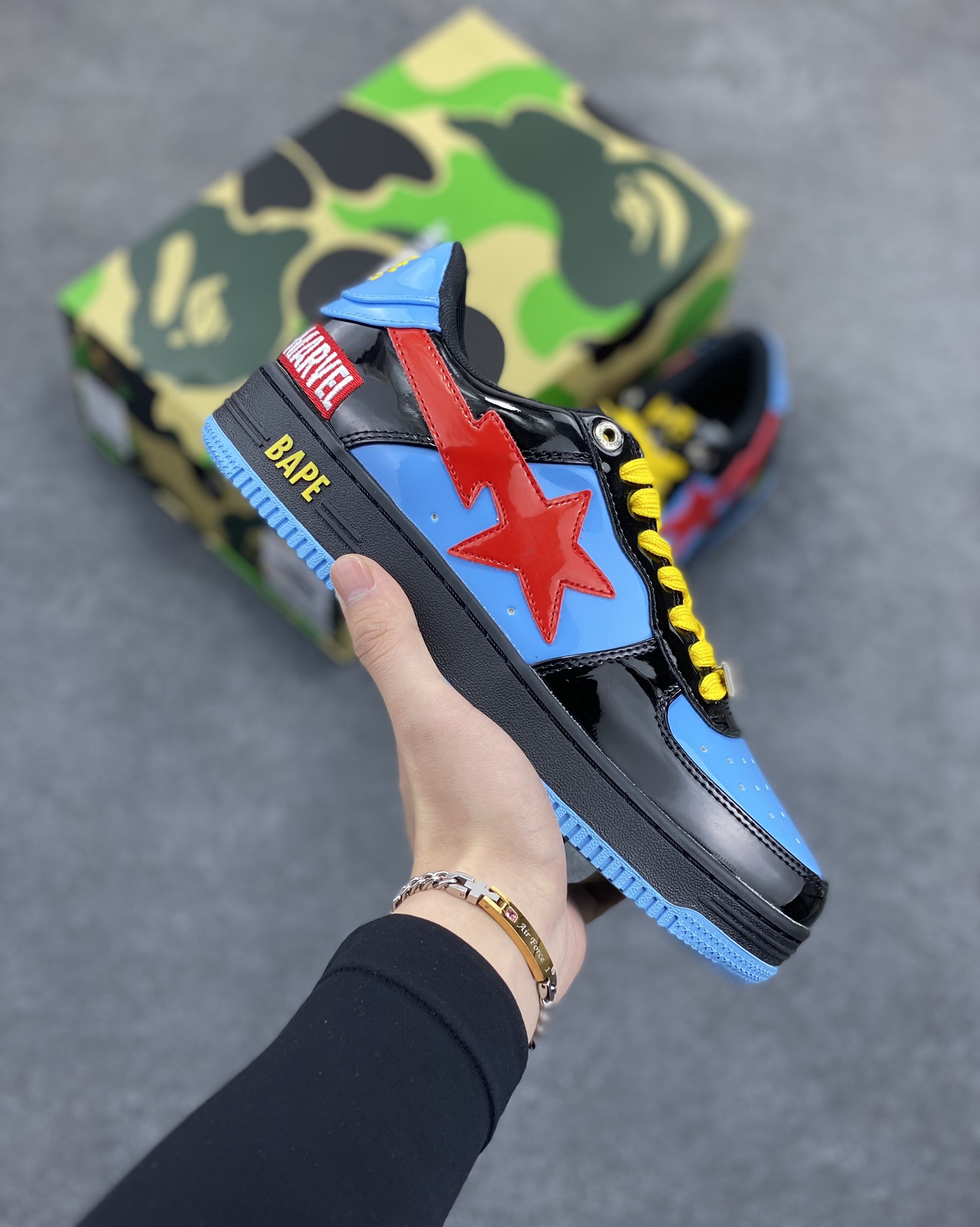 福利特价 潮流教父nigo品牌 明星同款 Bape Sta 绿黑灰 经典百搭休闲运动板鞋 经典猿人头设计 纯正版型 海玻璃鞋垫 内置全掌气垫 全套顶级包装 包含猿人logo定制防尘袋 猿人logo卡片 抗压收纳抽屉式鞋盒 官方同步正码 货号:1I73291907 尺码:36 36.5 37.5 38 38.5 39 40 40.5 41 42 42.5 43 44 44.5 45-选品中心