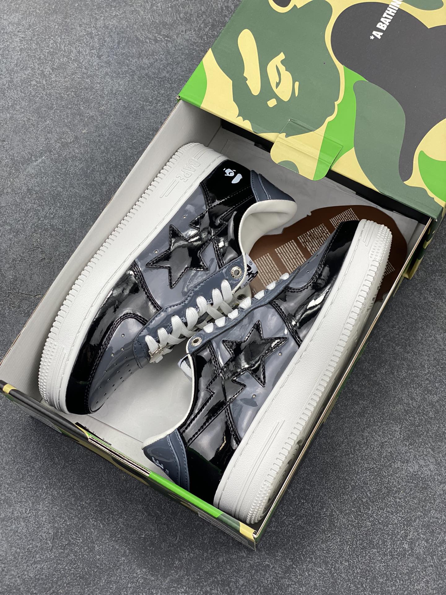 图片[9]-福利特价 潮流教父nigo品牌 明星同款 Bape Sta 绿黑灰 经典百搭休闲运动板鞋 经典猿人头设计 纯正版型 海玻璃鞋垫 内置全掌气垫 全套顶级包装 包含猿人logo定制防尘袋 猿人logo卡片 抗压收纳抽屉式鞋盒 官方同步正码 货号：1H20191046 尺码：36 36.5 37.5 38 38.5 39 40 40.5 41 42 42.5 43 44 44.5 45-选品中心