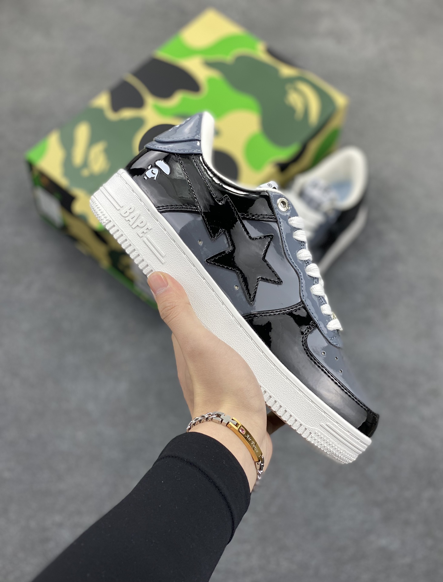 福利特价 潮流教父nigo品牌 明星同款 Bape Sta 绿黑灰 经典百搭休闲运动板鞋 经典猿人头设计 纯正版型 海玻璃鞋垫 内置全掌气垫 全套顶级包装 包含猿人logo定制防尘袋 猿人logo卡片 抗压收纳抽屉式鞋盒 官方同步正码 货号：1H20191046 尺码：36 36.5 37.5 38 38.5 39 40 40.5 41 42 42.5 43 44 44.5 45-选品中心