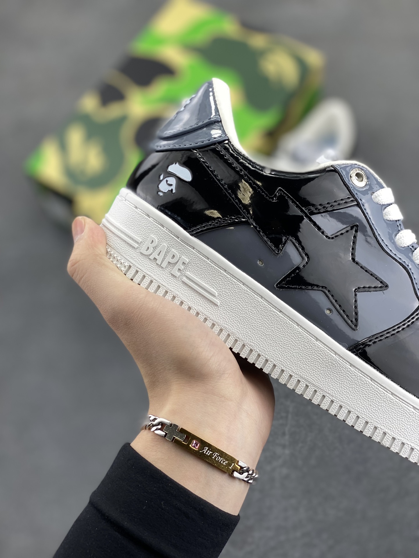 图片[6]-福利特价 潮流教父nigo品牌 明星同款 Bape Sta 绿黑灰 经典百搭休闲运动板鞋 经典猿人头设计 纯正版型 海玻璃鞋垫 内置全掌气垫 全套顶级包装 包含猿人logo定制防尘袋 猿人logo卡片 抗压收纳抽屉式鞋盒 官方同步正码 货号：1H20191046 尺码：36 36.5 37.5 38 38.5 39 40 40.5 41 42 42.5 43 44 44.5 45-选品中心