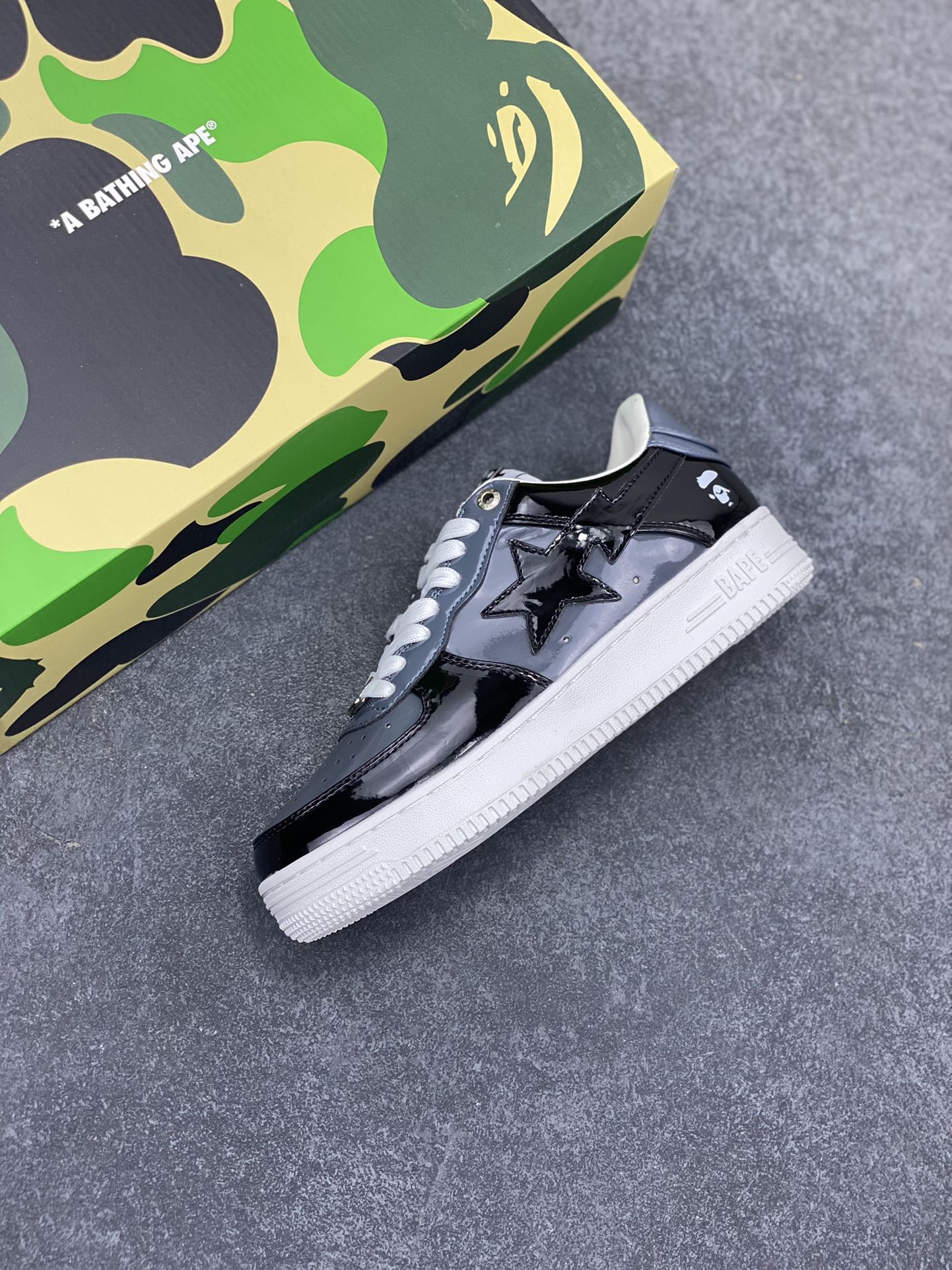 图片[7]-福利特价 潮流教父nigo品牌 明星同款 Bape Sta 绿黑灰 经典百搭休闲运动板鞋 经典猿人头设计 纯正版型 海玻璃鞋垫 内置全掌气垫 全套顶级包装 包含猿人logo定制防尘袋 猿人logo卡片 抗压收纳抽屉式鞋盒 官方同步正码 货号：1H20191046 尺码：36 36.5 37.5 38 38.5 39 40 40.5 41 42 42.5 43 44 44.5 45-选品中心