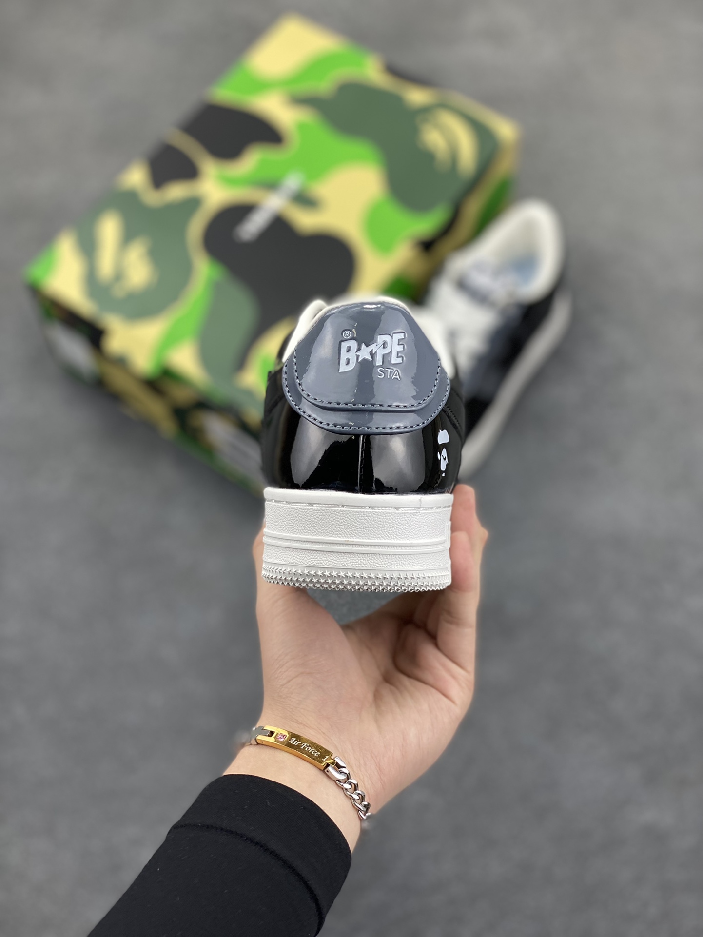 图片[4]-福利特价 潮流教父nigo品牌 明星同款 Bape Sta 绿黑灰 经典百搭休闲运动板鞋 经典猿人头设计 纯正版型 海玻璃鞋垫 内置全掌气垫 全套顶级包装 包含猿人logo定制防尘袋 猿人logo卡片 抗压收纳抽屉式鞋盒 官方同步正码 货号：1H20191046 尺码：36 36.5 37.5 38 38.5 39 40 40.5 41 42 42.5 43 44 44.5 45-选品中心