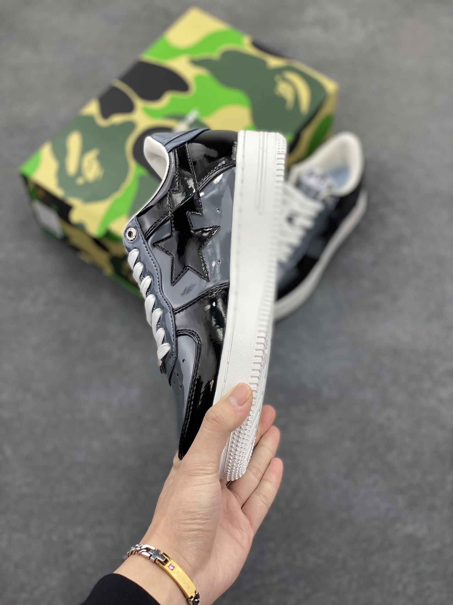 图片[3]-福利特价 潮流教父nigo品牌 明星同款 Bape Sta 绿黑灰 经典百搭休闲运动板鞋 经典猿人头设计 纯正版型 海玻璃鞋垫 内置全掌气垫 全套顶级包装 包含猿人logo定制防尘袋 猿人logo卡片 抗压收纳抽屉式鞋盒 官方同步正码 货号：1H20191046 尺码：36 36.5 37.5 38 38.5 39 40 40.5 41 42 42.5 43 44 44.5 45-选品中心