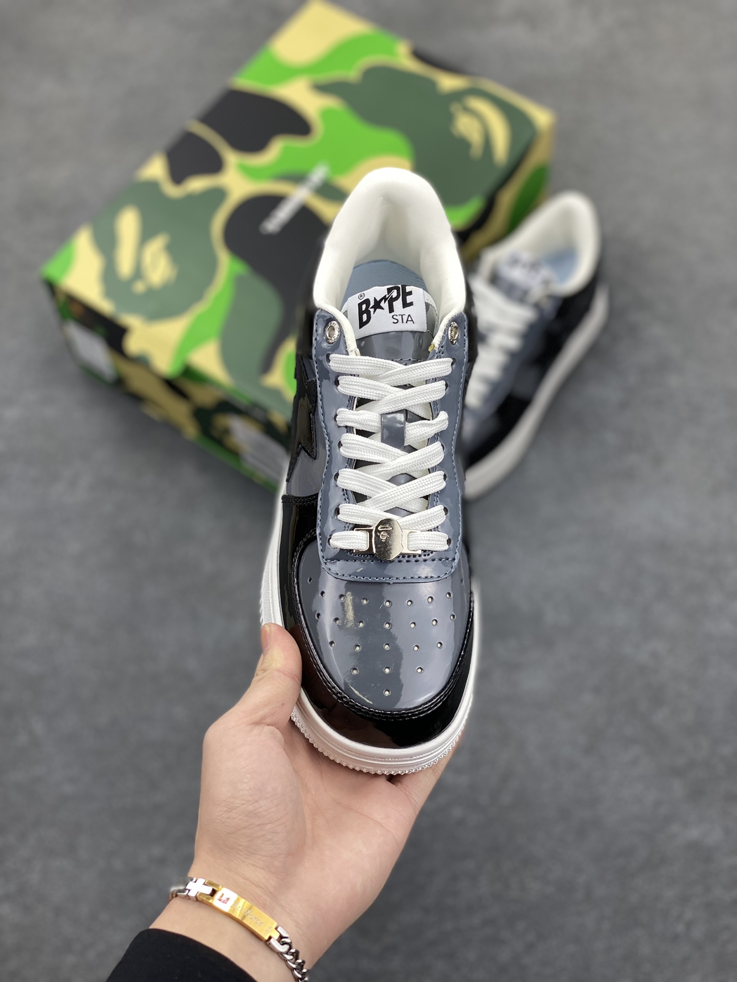 图片[2]-福利特价 潮流教父nigo品牌 明星同款 Bape Sta 绿黑灰 经典百搭休闲运动板鞋 经典猿人头设计 纯正版型 海玻璃鞋垫 内置全掌气垫 全套顶级包装 包含猿人logo定制防尘袋 猿人logo卡片 抗压收纳抽屉式鞋盒 官方同步正码 货号：1H20191046 尺码：36 36.5 37.5 38 38.5 39 40 40.5 41 42 42.5 43 44 44.5 45-选品中心