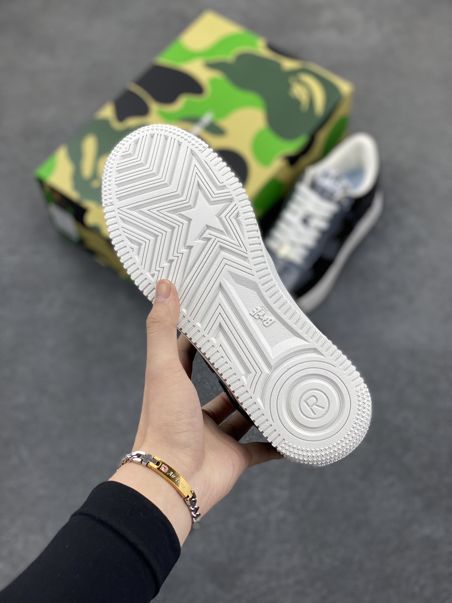 图片[5]-福利特价 潮流教父nigo品牌 明星同款 Bape Sta 绿黑灰 经典百搭休闲运动板鞋 经典猿人头设计 纯正版型 海玻璃鞋垫 内置全掌气垫 全套顶级包装 包含猿人logo定制防尘袋 猿人logo卡片 抗压收纳抽屉式鞋盒 官方同步正码 货号：1H20191046 尺码：36 36.5 37.5 38 38.5 39 40 40.5 41 42 42.5 43 44 44.5 45-选品中心