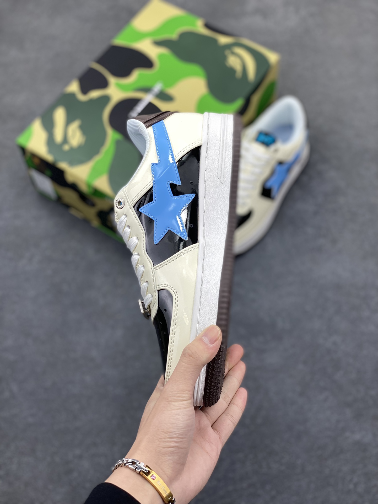 图片[3]-福利特价 潮流教父nigo品牌 明星同款 Bape Sta 绿黑灰 经典百搭休闲运动板鞋 经典猿人头设计 纯正版型 海玻璃鞋垫 内置全掌气垫 全套顶级包装 包含猿人logo定制防尘袋 猿人logo卡片 抗压收纳抽屉式鞋盒 官方同步正码 货号：1I73291906 尺码：36 36.5 37.5 38 38.5 39 40 40.5 41 42 42.5 43 44 44.5 45-选品中心