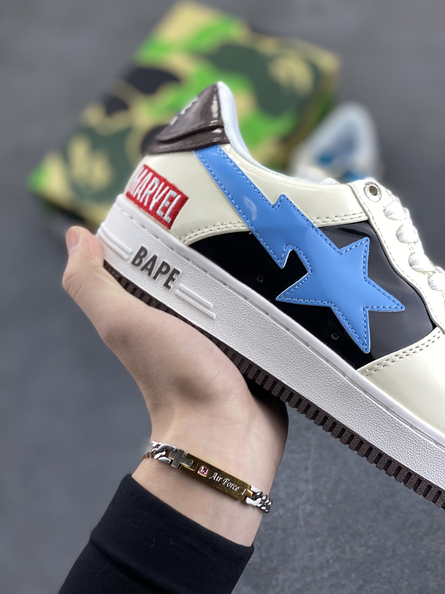 图片[6]-福利特价 潮流教父nigo品牌 明星同款 Bape Sta 绿黑灰 经典百搭休闲运动板鞋 经典猿人头设计 纯正版型 海玻璃鞋垫 内置全掌气垫 全套顶级包装 包含猿人logo定制防尘袋 猿人logo卡片 抗压收纳抽屉式鞋盒 官方同步正码 货号：1I73291906 尺码：36 36.5 37.5 38 38.5 39 40 40.5 41 42 42.5 43 44 44.5 45-选品中心