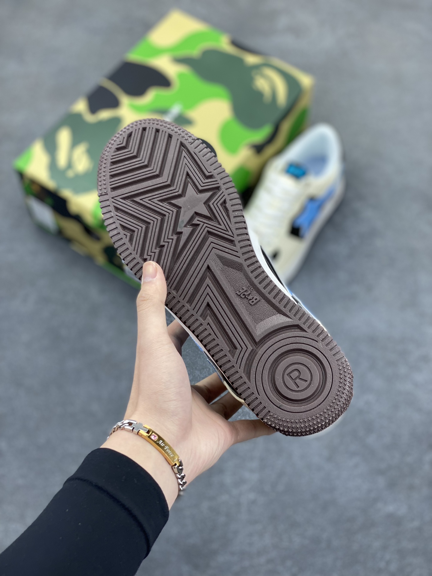 图片[5]-福利特价 潮流教父nigo品牌 明星同款 Bape Sta 绿黑灰 经典百搭休闲运动板鞋 经典猿人头设计 纯正版型 海玻璃鞋垫 内置全掌气垫 全套顶级包装 包含猿人logo定制防尘袋 猿人logo卡片 抗压收纳抽屉式鞋盒 官方同步正码 货号：1I73291906 尺码：36 36.5 37.5 38 38.5 39 40 40.5 41 42 42.5 43 44 44.5 45-选品中心