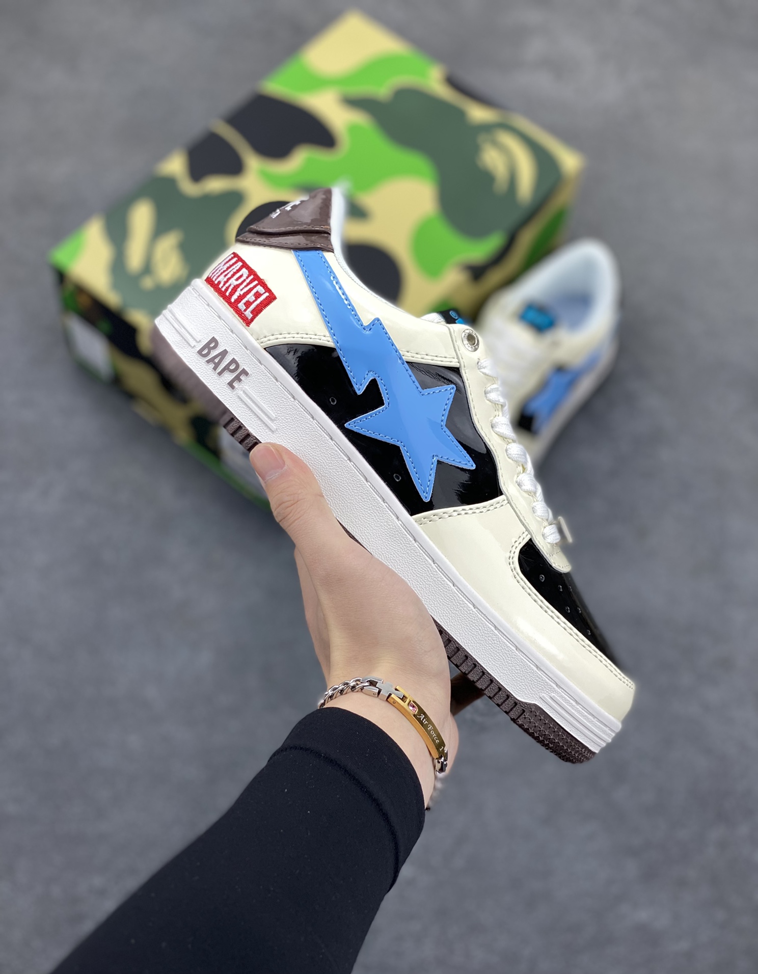 福利特价 潮流教父nigo品牌 明星同款 Bape Sta 绿黑灰 经典百搭休闲运动板鞋 经典猿人头设计 纯正版型 海玻璃鞋垫 内置全掌气垫 全套顶级包装 包含猿人logo定制防尘袋 猿人logo卡片 抗压收纳抽屉式鞋盒 官方同步正码 货号:1I73291906 尺码:36 36.5 37.5 38 38.5 39 40 40.5 41 42 42.5 43 44 44.5 45-选品中心