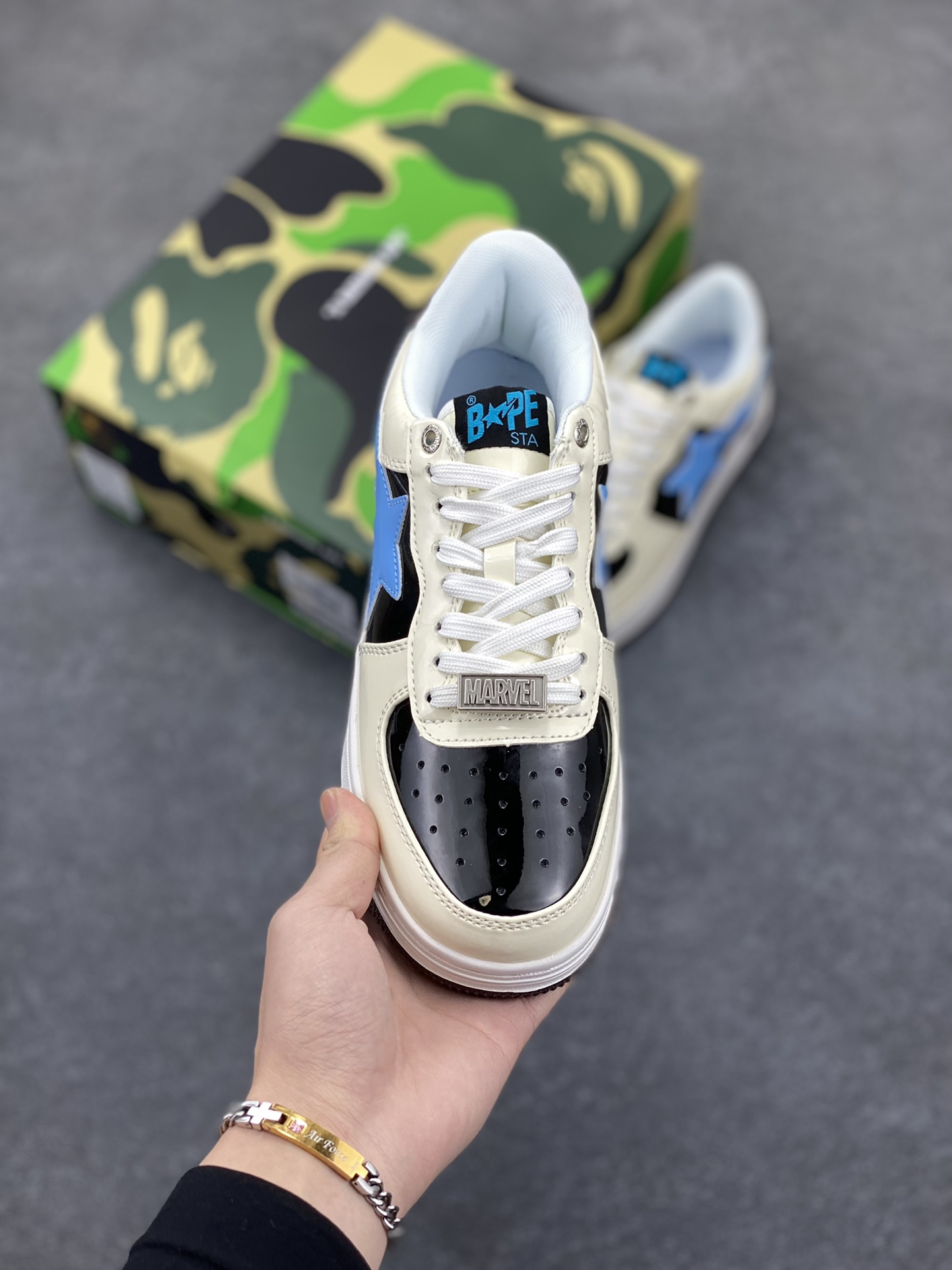 图片[2]-福利特价 潮流教父nigo品牌 明星同款 Bape Sta 绿黑灰 经典百搭休闲运动板鞋 经典猿人头设计 纯正版型 海玻璃鞋垫 内置全掌气垫 全套顶级包装 包含猿人logo定制防尘袋 猿人logo卡片 抗压收纳抽屉式鞋盒 官方同步正码 货号：1I73291906 尺码：36 36.5 37.5 38 38.5 39 40 40.5 41 42 42.5 43 44 44.5 45-选品中心