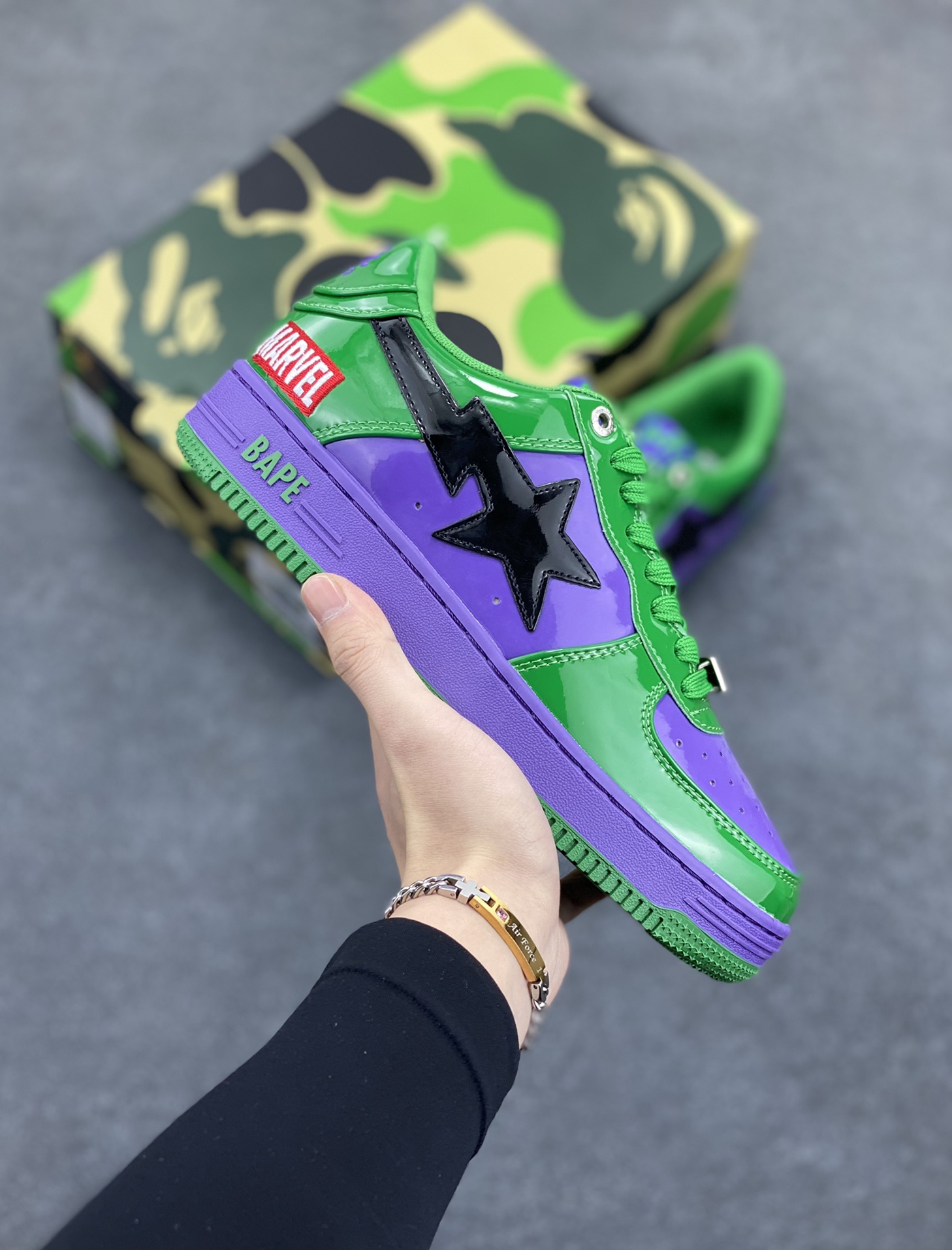 福利特价 潮流教父nigo品牌 明星同款 Bape Sta 绿黑灰 经典百搭休闲运动板鞋 经典猿人头设计 纯正版型 海玻璃鞋垫 内置全掌气垫 全套顶级包装 包含猿人logo定制防尘袋 猿人logo卡片 抗压收纳抽屉式鞋盒 官方同步正码 货号：1I73291904 尺码：36 36.5 37.5 38 38.5 39 40 40.5 41 42 42.5 43 44 44.5 45-选品中心