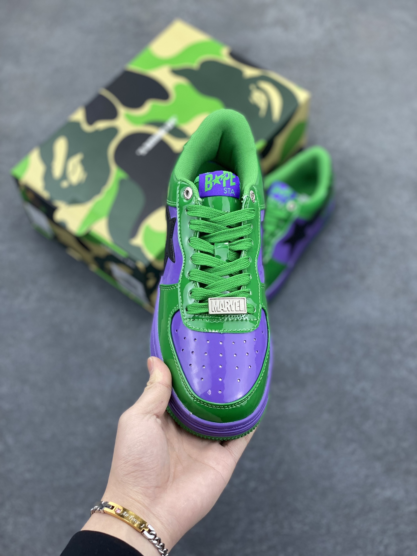 图片[2]-福利特价 潮流教父nigo品牌 明星同款 Bape Sta 绿黑灰 经典百搭休闲运动板鞋 经典猿人头设计 纯正版型 海玻璃鞋垫 内置全掌气垫 全套顶级包装 包含猿人logo定制防尘袋 猿人logo卡片 抗压收纳抽屉式鞋盒 官方同步正码 货号：1I73291904 尺码：36 36.5 37.5 38 38.5 39 40 40.5 41 42 42.5 43 44 44.5 45-选品中心