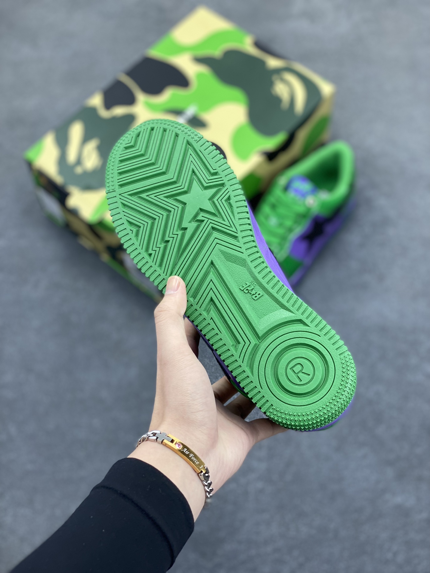 图片[5]-福利特价 潮流教父nigo品牌 明星同款 Bape Sta 绿黑灰 经典百搭休闲运动板鞋 经典猿人头设计 纯正版型 海玻璃鞋垫 内置全掌气垫 全套顶级包装 包含猿人logo定制防尘袋 猿人logo卡片 抗压收纳抽屉式鞋盒 官方同步正码 货号：1I73291904 尺码：36 36.5 37.5 38 38.5 39 40 40.5 41 42 42.5 43 44 44.5 45-选品中心