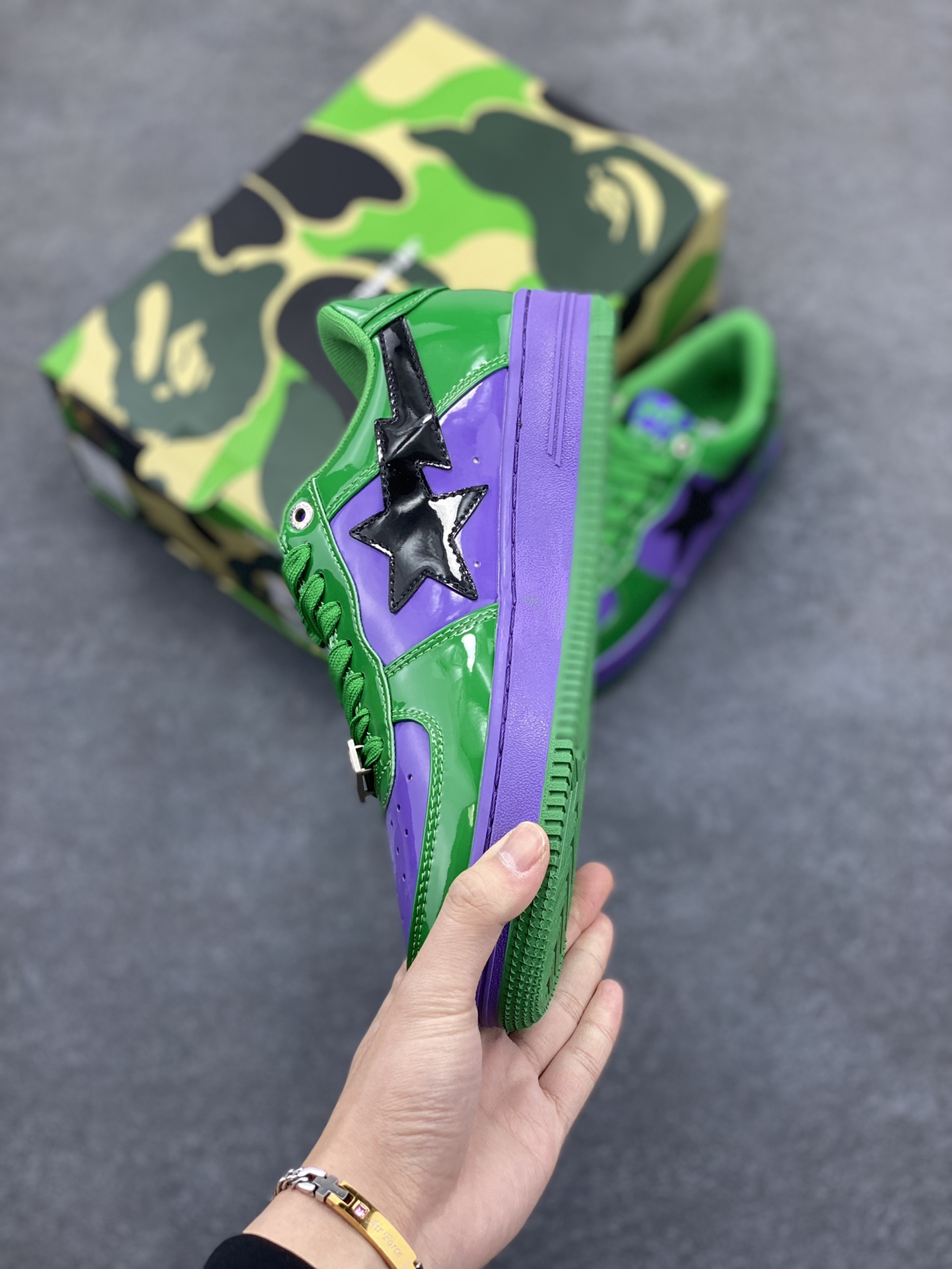 图片[3]-福利特价 潮流教父nigo品牌 明星同款 Bape Sta 绿黑灰 经典百搭休闲运动板鞋 经典猿人头设计 纯正版型 海玻璃鞋垫 内置全掌气垫 全套顶级包装 包含猿人logo定制防尘袋 猿人logo卡片 抗压收纳抽屉式鞋盒 官方同步正码 货号：1I73291904 尺码：36 36.5 37.5 38 38.5 39 40 40.5 41 42 42.5 43 44 44.5 45-选品中心