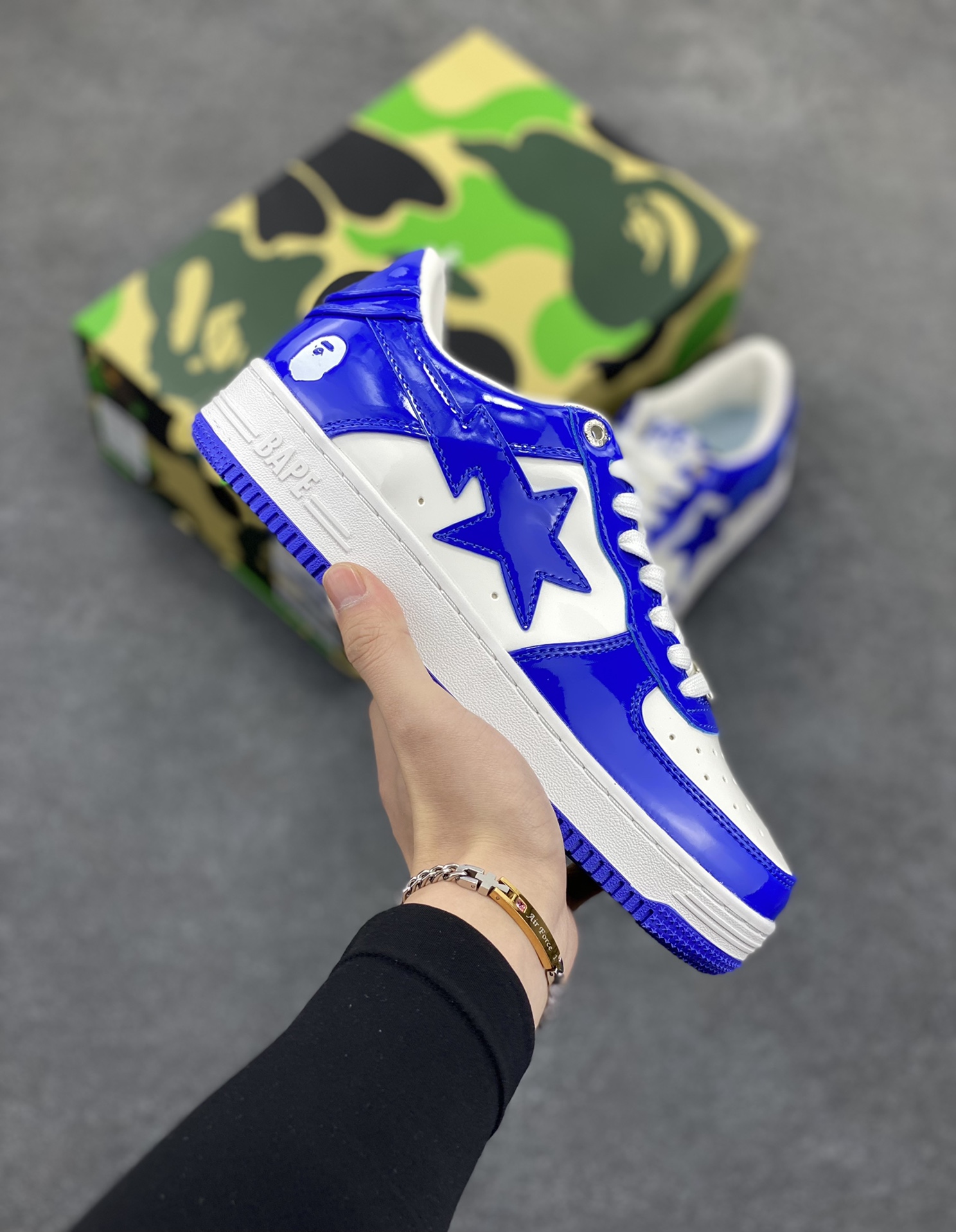 福利特价 潮流教父nigo品牌 明星同款 Bape Sta 绿黑灰 经典百搭休闲运动板鞋 经典猿人头设计 纯正版型 海玻璃鞋垫 内置全掌气垫 全套顶级包装 包含猿人logo定制防尘袋 猿人logo卡片 抗压收纳抽屉式鞋盒 官方同步正码 货号：1I70191022 尺码：36 36.5 37.5 38 38.5 39 40 40.5 41 42 42.5 43 44 44.5 45-选品中心