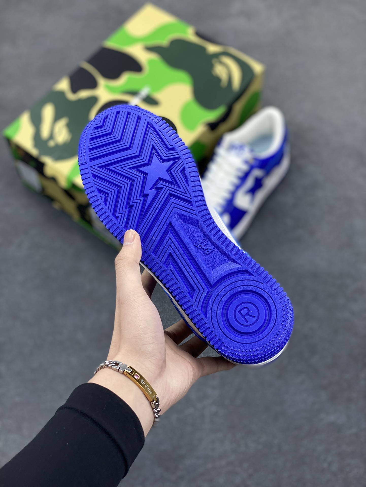 图片[5]-福利特价 潮流教父nigo品牌 明星同款 Bape Sta 绿黑灰 经典百搭休闲运动板鞋 经典猿人头设计 纯正版型 海玻璃鞋垫 内置全掌气垫 全套顶级包装 包含猿人logo定制防尘袋 猿人logo卡片 抗压收纳抽屉式鞋盒 官方同步正码 货号：1I70191022 尺码：36 36.5 37.5 38 38.5 39 40 40.5 41 42 42.5 43 44 44.5 45-选品中心