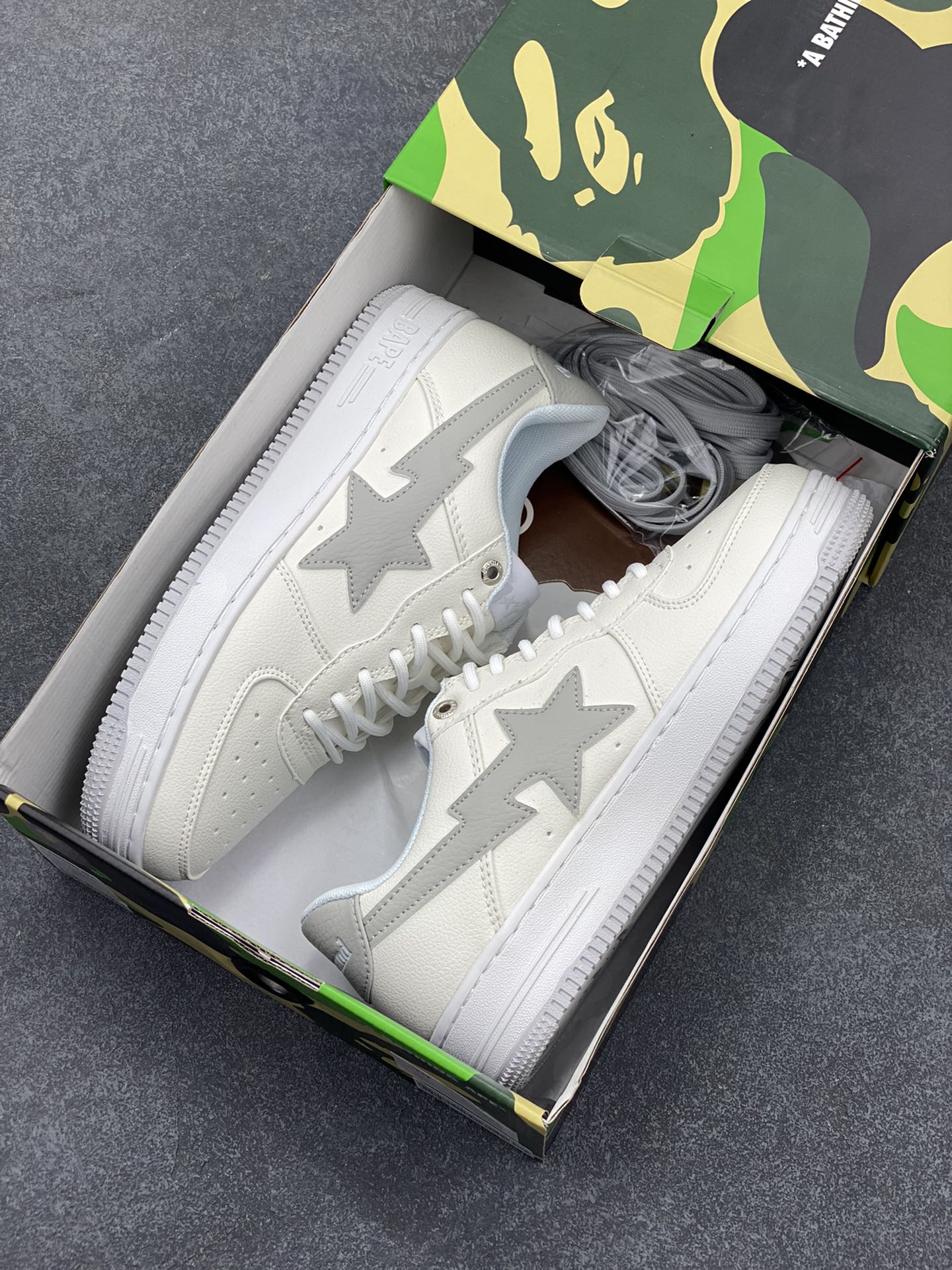 图片[9]-福利特价 潮流教父nigo品牌 明星同款 Bape Sta 绿黑灰 经典百搭休闲运动板鞋 经典猿人头设计 纯正版型 海玻璃鞋垫 内置全掌气垫 全套顶级包装 包含猿人logo定制防尘袋 猿人logo卡片 抗压收纳抽屉式鞋盒 官方同步正码 货号：1H73191921 尺码：36 36.5 37.5 38 38.5 39 40 40.5 41 42 42.5 43 44 44.5 45-选品中心