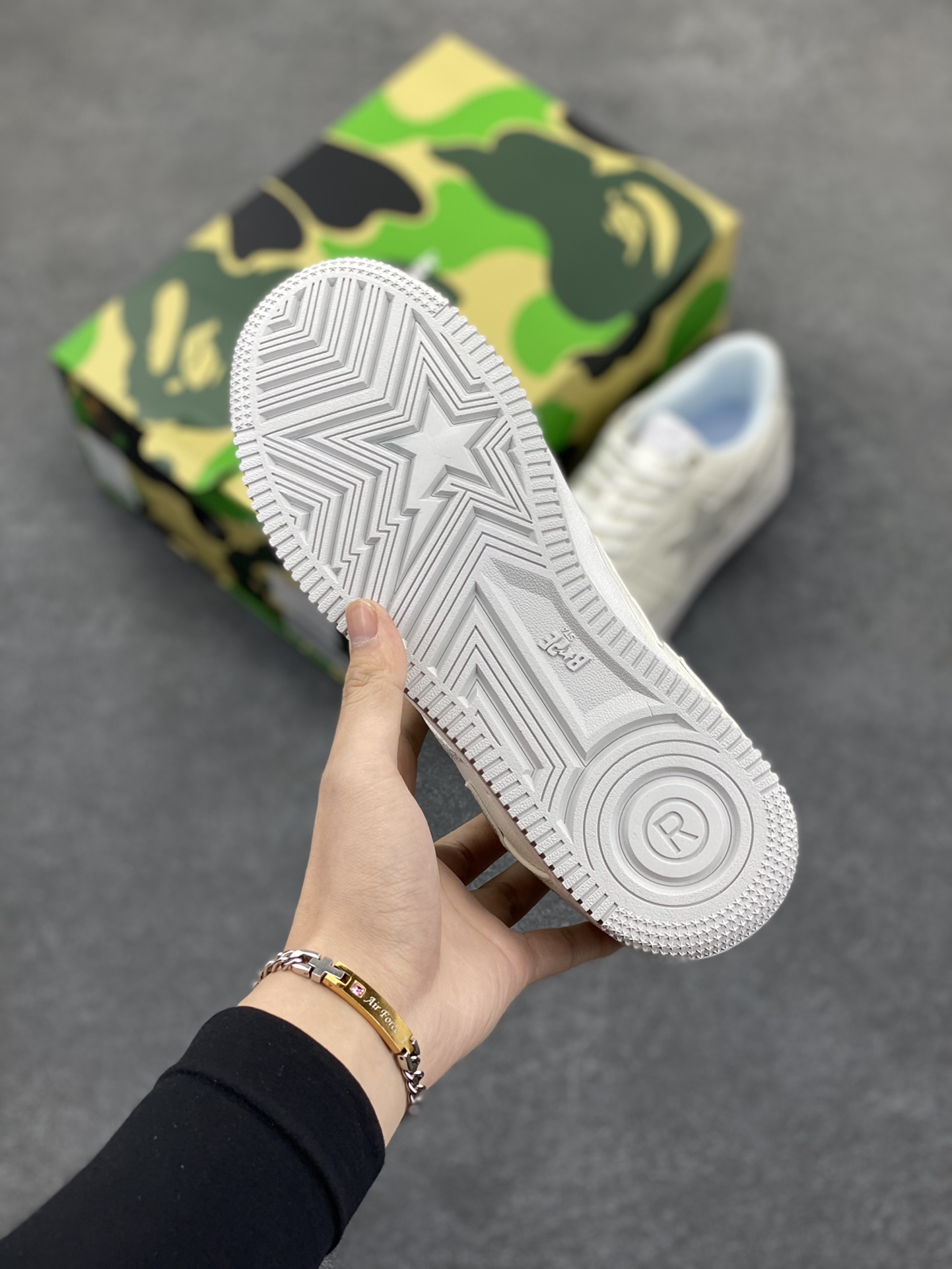 图片[5]-福利特价 潮流教父nigo品牌 明星同款 Bape Sta 绿黑灰 经典百搭休闲运动板鞋 经典猿人头设计 纯正版型 海玻璃鞋垫 内置全掌气垫 全套顶级包装 包含猿人logo定制防尘袋 猿人logo卡片 抗压收纳抽屉式鞋盒 官方同步正码 货号：1H73191921 尺码：36 36.5 37.5 38 38.5 39 40 40.5 41 42 42.5 43 44 44.5 45-选品中心