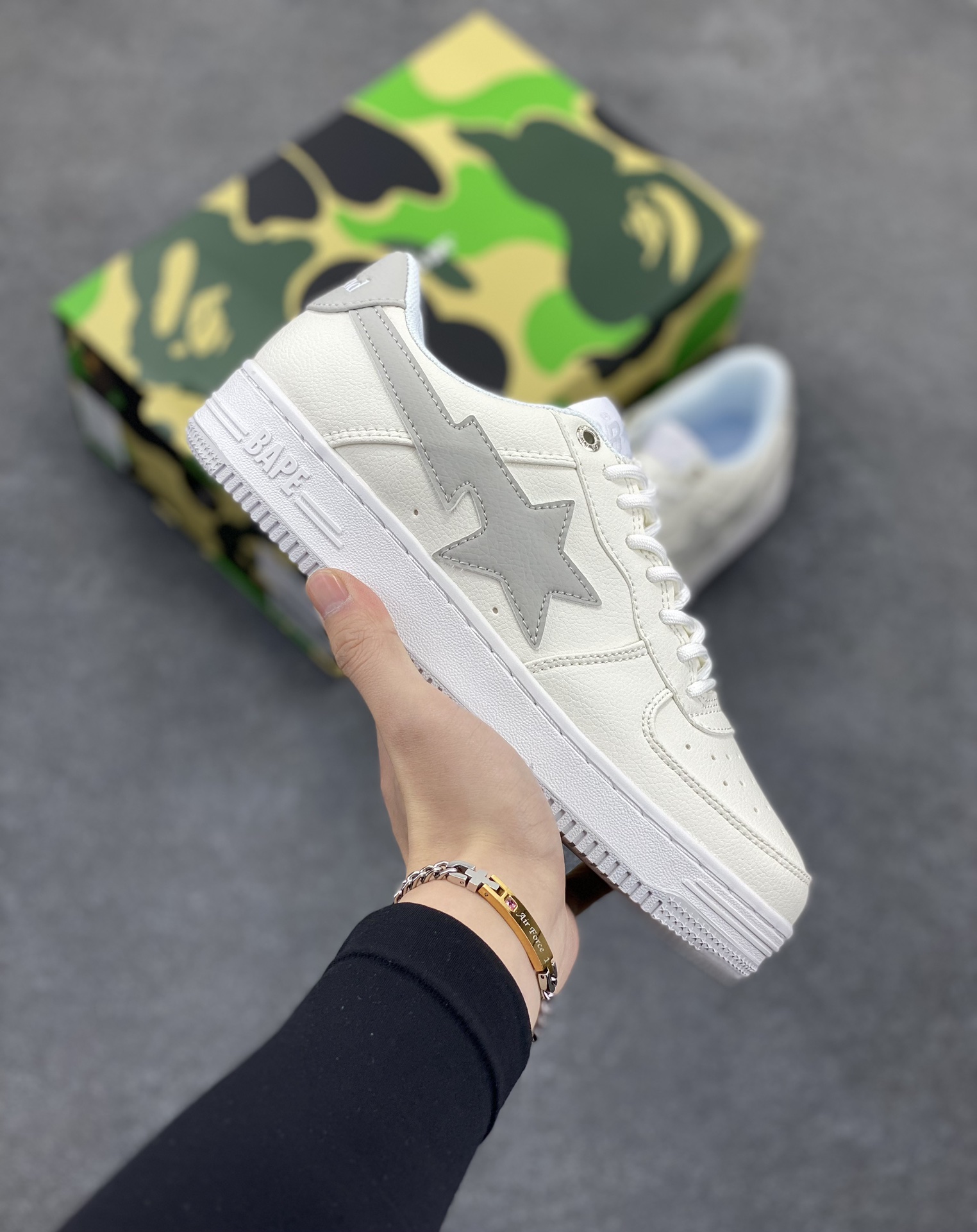 福利特价 潮流教父nigo品牌 明星同款 Bape Sta 绿黑灰 经典百搭休闲运动板鞋 经典猿人头设计 纯正版型 海玻璃鞋垫 内置全掌气垫 全套顶级包装 包含猿人logo定制防尘袋 猿人logo卡片 抗压收纳抽屉式鞋盒 官方同步正码 货号：1H73191921 尺码：36 36.5 37.5 38 38.5 39 40 40.5 41 42 42.5 43 44 44.5 45-选品中心