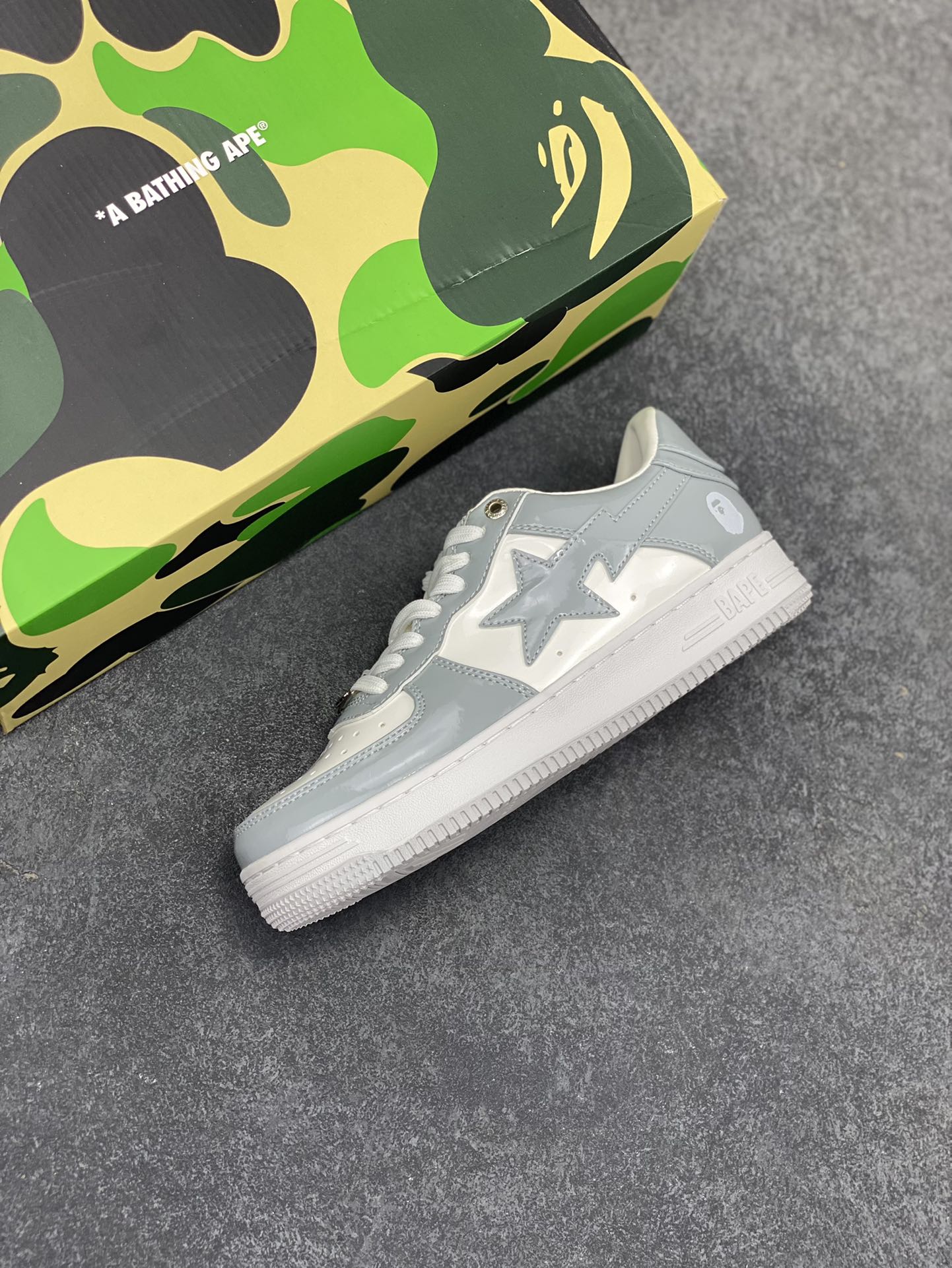 图片[7]-福利特价 潮流教父nigo品牌 明星同款 Bape Sta 绿黑灰 经典百搭休闲运动板鞋 经典猿人头设计 纯正版型 海玻璃鞋垫 内置全掌气垫 全套顶级包装 包含猿人logo定制防尘袋 猿人logo卡片 抗压收纳抽屉式鞋盒 官方同步正码 货号：1I70191022 尺码：36 36.5 37.5 38 38.5 39 40 40.5 41 42 42.5 43 44 44.5 45-选品中心