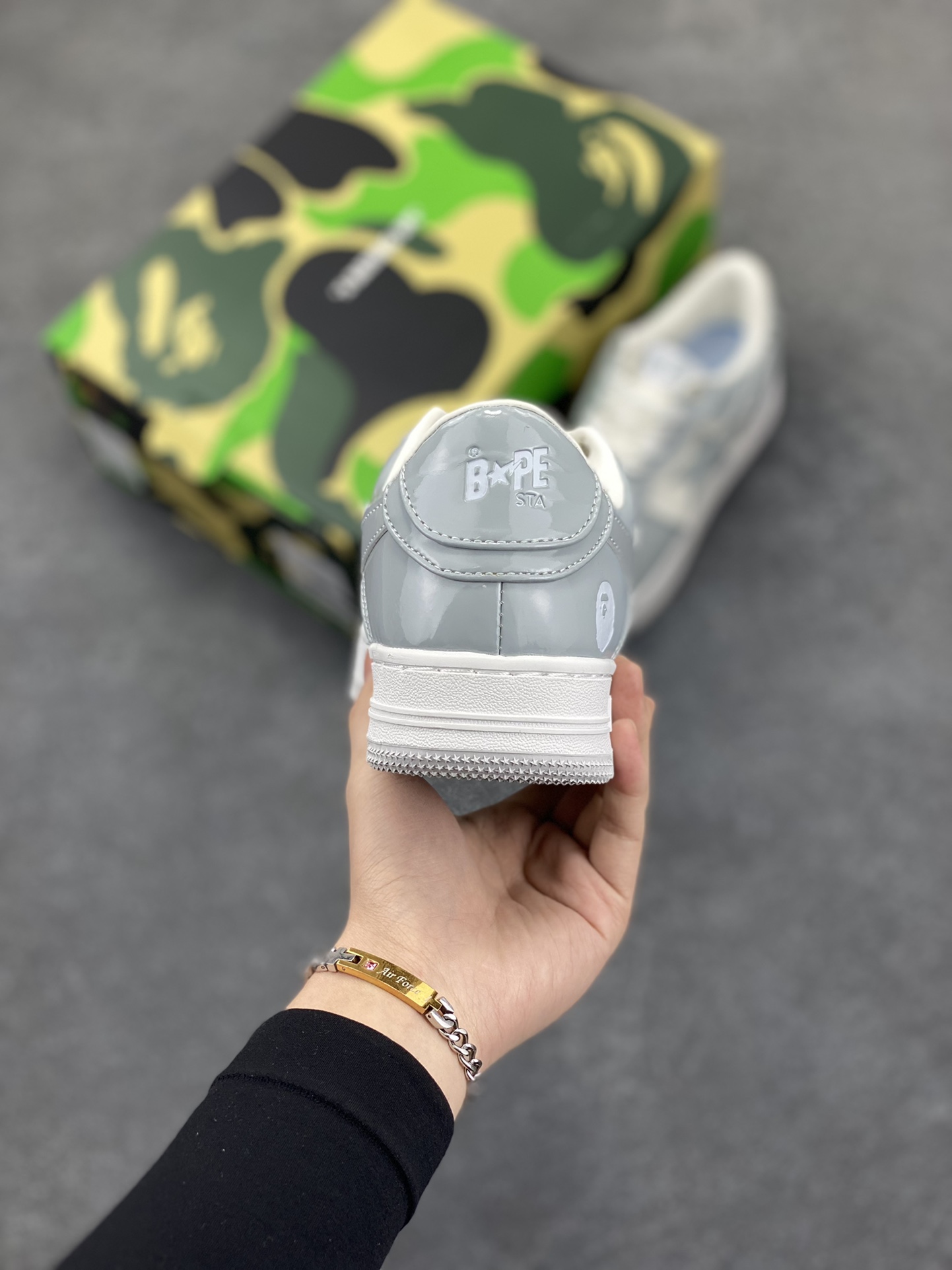 图片[4]-福利特价 潮流教父nigo品牌 明星同款 Bape Sta 绿黑灰 经典百搭休闲运动板鞋 经典猿人头设计 纯正版型 海玻璃鞋垫 内置全掌气垫 全套顶级包装 包含猿人logo定制防尘袋 猿人logo卡片 抗压收纳抽屉式鞋盒 官方同步正码 货号：1I70191022 尺码：36 36.5 37.5 38 38.5 39 40 40.5 41 42 42.5 43 44 44.5 45-选品中心