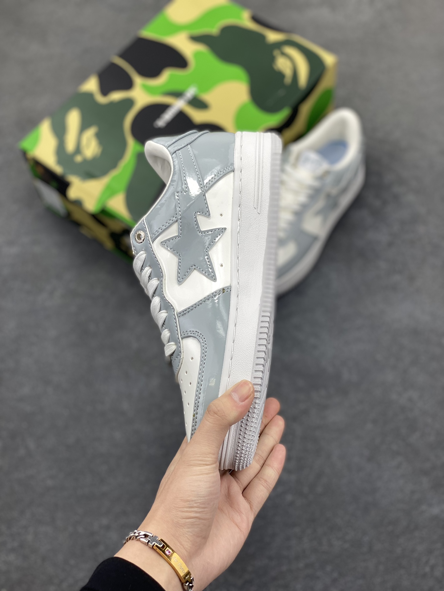 图片[3]-福利特价 潮流教父nigo品牌 明星同款 Bape Sta 绿黑灰 经典百搭休闲运动板鞋 经典猿人头设计 纯正版型 海玻璃鞋垫 内置全掌气垫 全套顶级包装 包含猿人logo定制防尘袋 猿人logo卡片 抗压收纳抽屉式鞋盒 官方同步正码 货号：1I70191022 尺码：36 36.5 37.5 38 38.5 39 40 40.5 41 42 42.5 43 44 44.5 45-选品中心